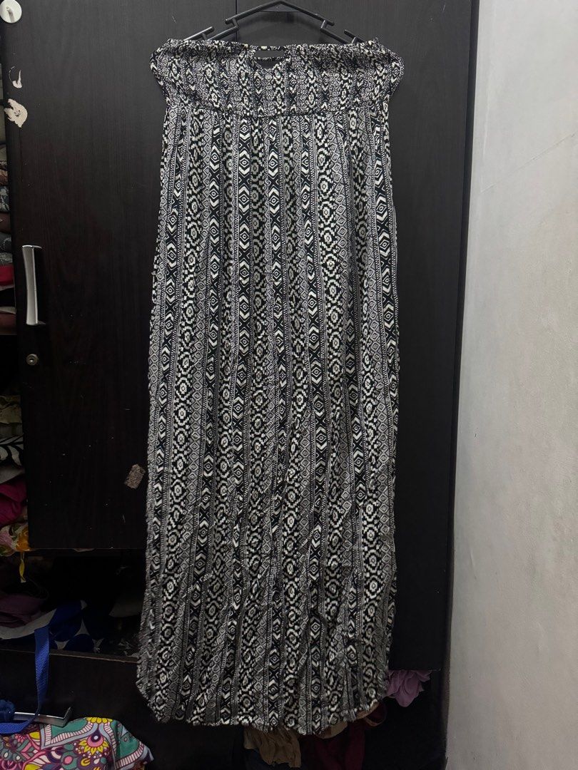 (Get 3 for 350) Boho Maxi Dress S-L (Category: Dresses) located in Taguig. Submitted by bnplswmakeup (Listing ID 1395187225, Image 2). Description: - Black and white tribal print - Strapless design - Smocked bodice - Maxi length - Flowy and lightweight fabric - Ideal for casual outings and beach vacations -Unknown brand. MOP: BPI/Gcash Shipping via J&T/Grab/Lalamove.