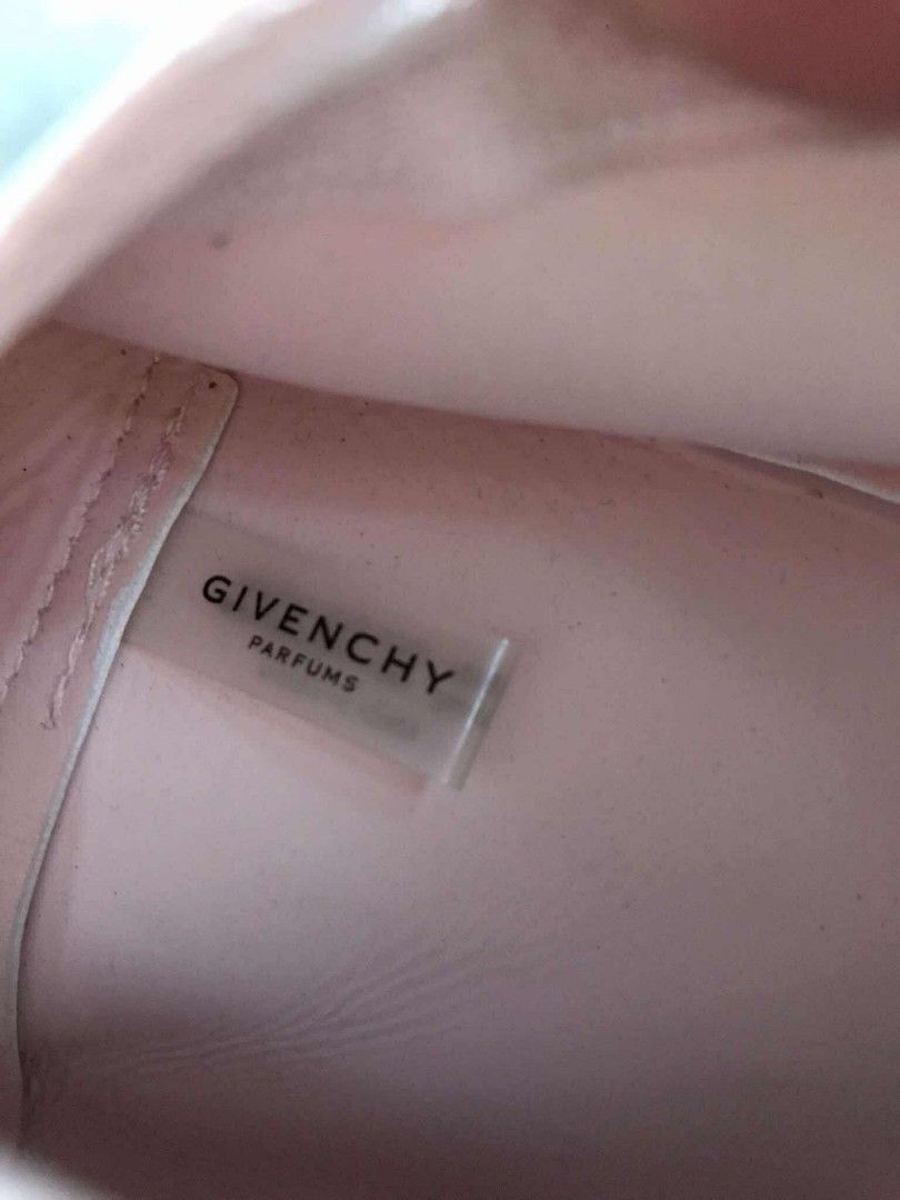GIVENCHY PARFUMS POUCH (Category: Luxury Bags & Wallets) located in Argao. Submitted by thrift_ni_ar (Listing ID 1395296250, Image 2). Description: GIVENCHY PARFUMS POUCH ‼️ GREAT CONDITION SIZE MEDIUM W 9 / L 7 COLORATE 9.5 / 10 ISSUE : BLACKLINES/ NEED WASH 350 + SF 🛒🛒.