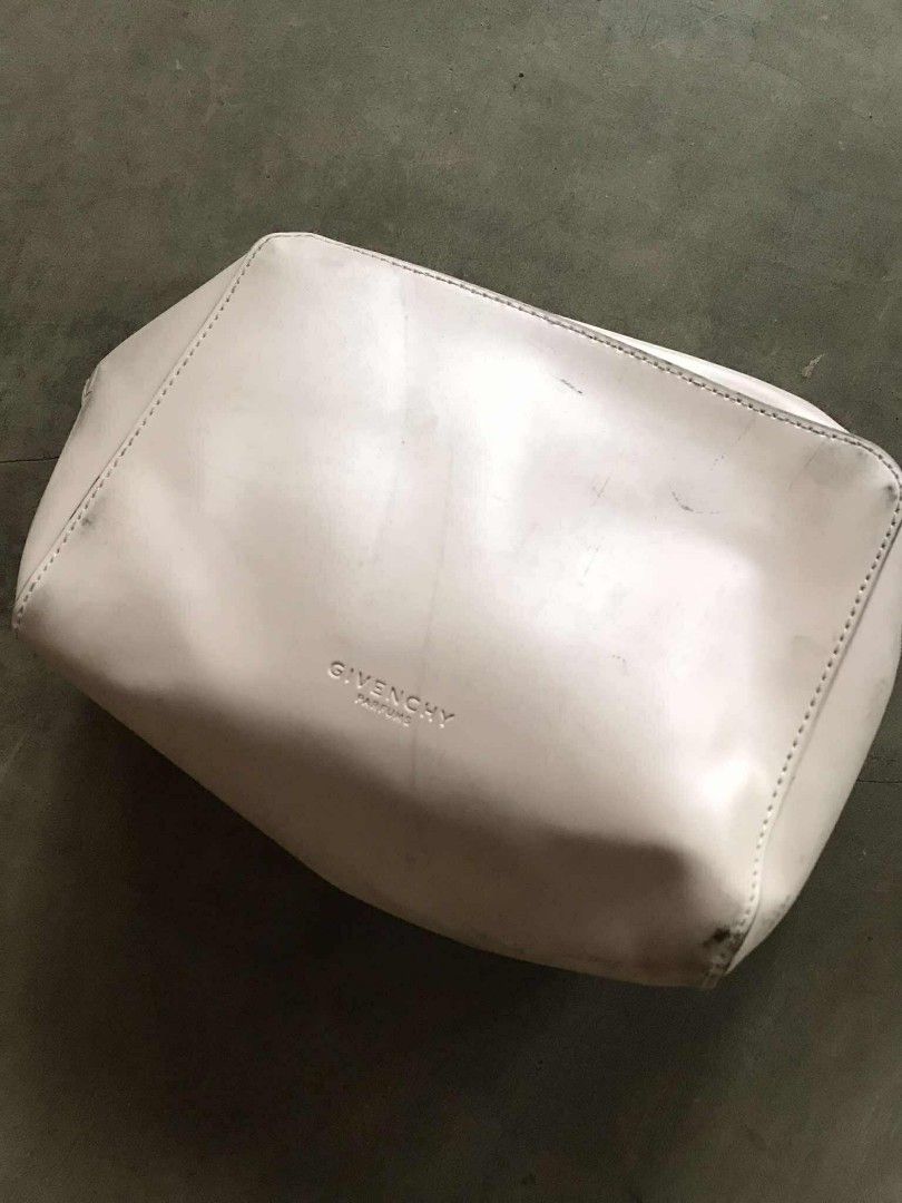 GIVENCHY PARFUMS POUCH (Category: Luxury Bags & Wallets) located in Argao. Submitted by thrift_ni_ar (Listing ID 1395296250, Image 1). Description: GIVENCHY PARFUMS POUCH ‼️ GREAT CONDITION SIZE MEDIUM W 9 / L 7 COLORATE 9.5 / 10 ISSUE : BLACKLINES/ NEED WASH 350 + SF 🛒🛒.