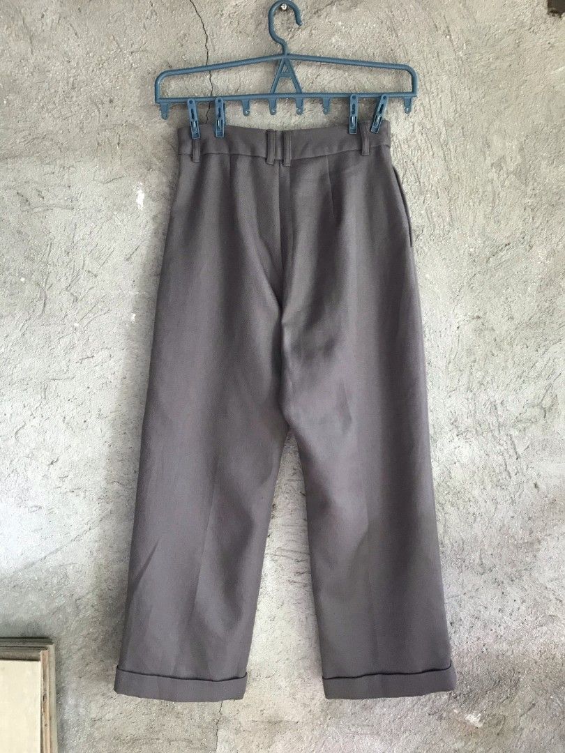 GU Pleated Wide Leg Pants (Category: Other Bottoms) located in San Jose del Monte. Submitted by _elll (Listing ID 1395253747, Image 3). Description: GU wide-leg pleated pants Grey color Size S on tag 499 + sf 📍Bulacan.