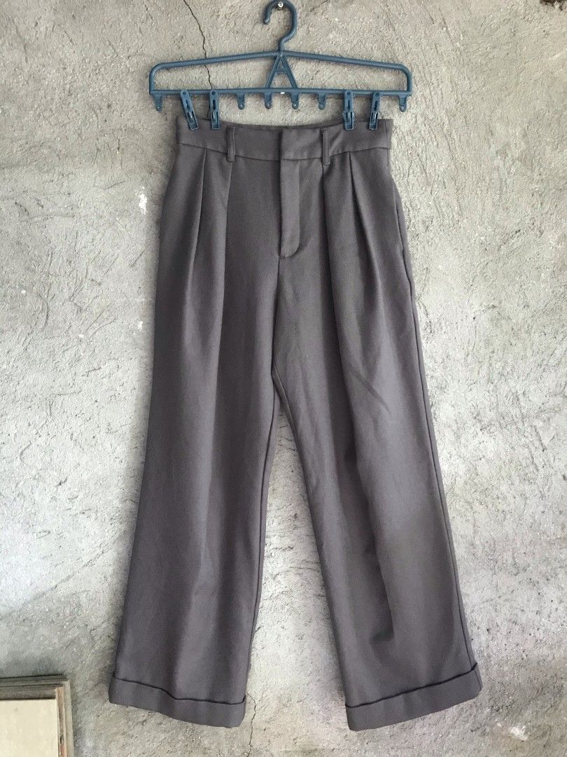 GU Pleated Wide Leg Pants (Category: Other Bottoms) located in San Jose del Monte. Submitted by _elll (Listing ID 1395253747, Image 2). Description: GU wide-leg pleated pants Grey color Size S on tag 499 + sf 📍Bulacan.