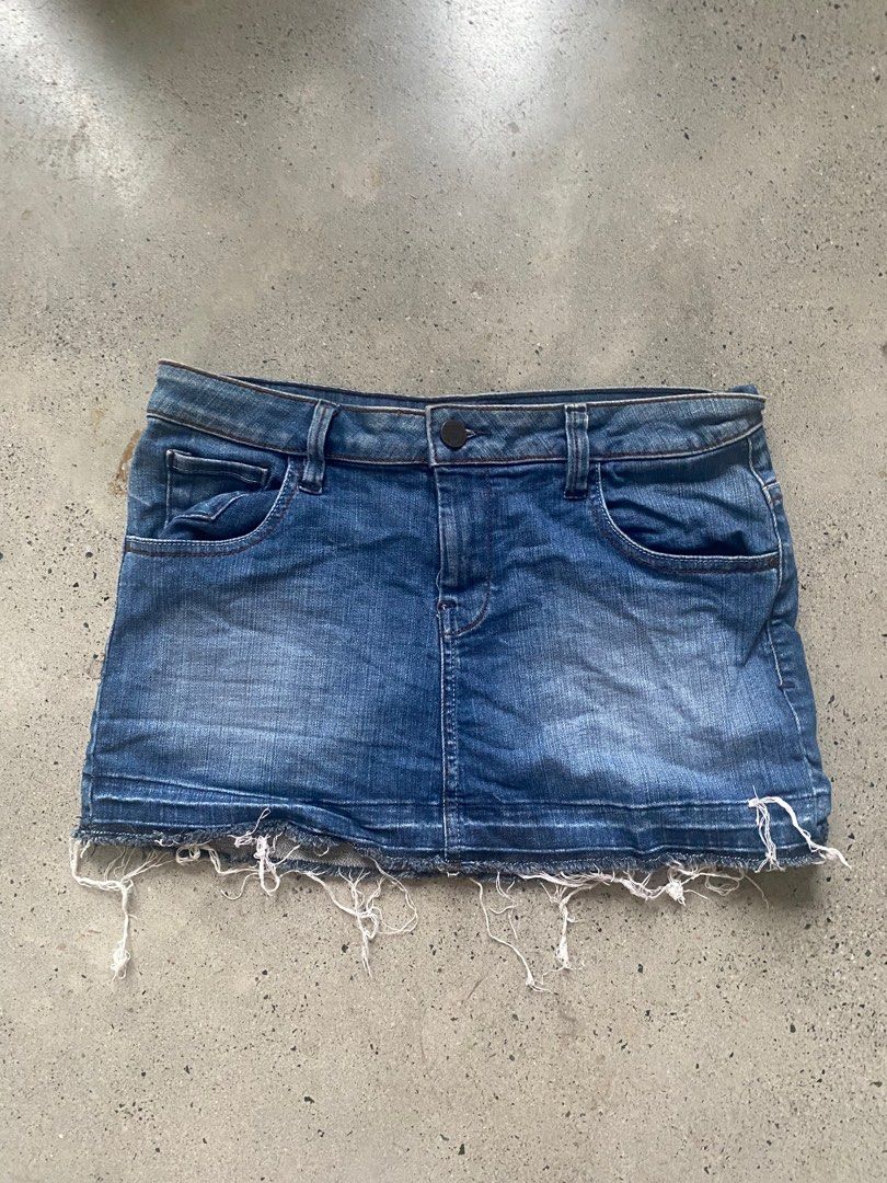 Guess Denim Skirt Size 27 (Category: Skirts) located in Quezon City. Submitted by maravia (Listing ID 1395342682, Image 1). Description: - Authentic Guess denim skirt - Size 27 - Medium wash blue color - Raw hem - Classic design - Made with 95% cotton and 5% spandex - Two front and two back pockets - Guess logo on back pocket.