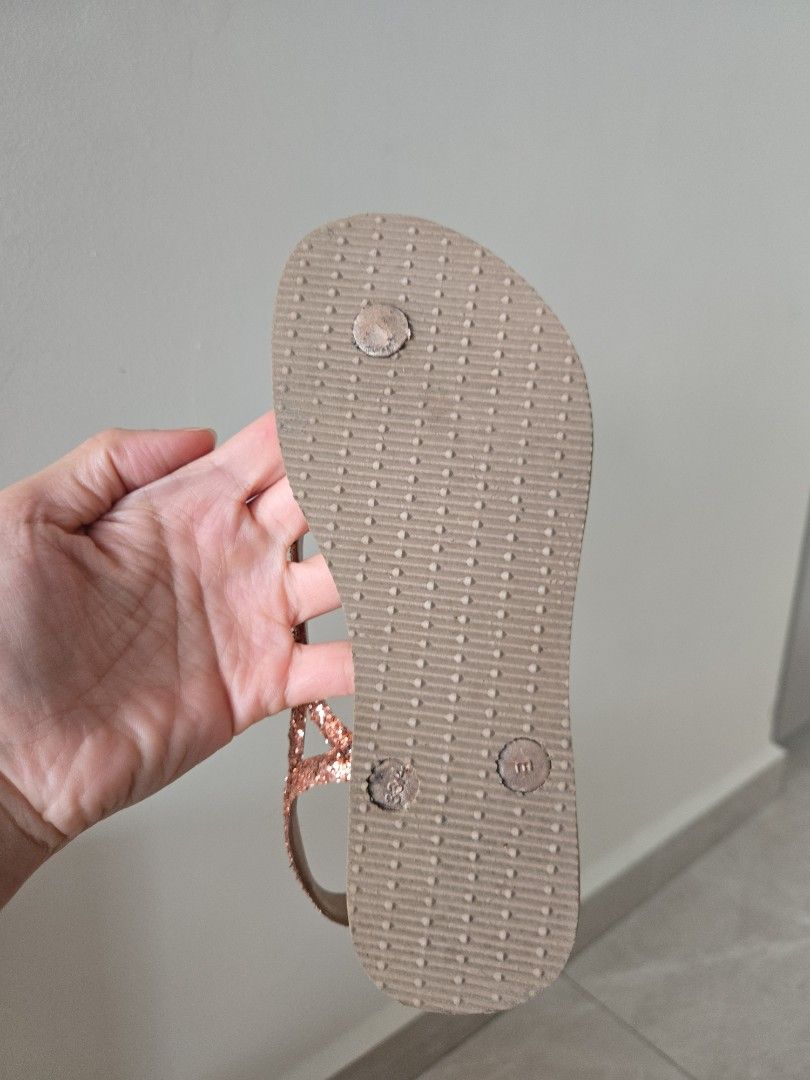 Havaianas Rose Gold Glitter Sandals (Category: Babies & Kids Fashion) located in Singapore. Submitted by nikkole.xiuwen (Listing ID 1395169754, Image 2). Description: -US3/4Y EUR35/36 - Rose gold glitter Havaianas sandals - Adds sparkle to your outfits - Comfortable and durable - Perfect for everyday wear or special occasions.