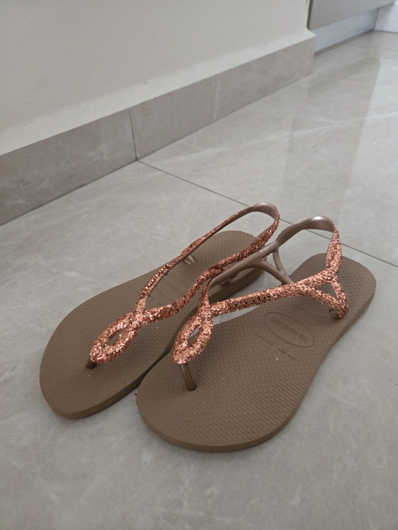 Havaianas Rose Gold Glitter Sandals (Category: Babies & Kids Fashion) located in Singapore. Submitted by nikkole.xiuwen (Listing ID 1395169754, Image 1). Description: -US3/4Y EUR35/36 - Rose gold glitter Havaianas sandals - Adds sparkle to your outfits - Comfortable and durable - Perfect for everyday wear or special occasions.