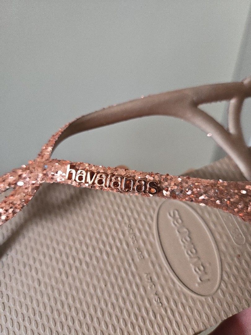 Havaianas Rose Gold Glitter Sandals (Category: Babies & Kids Fashion) located in Singapore. Submitted by nikkole.xiuwen (Listing ID 1395169754, Image 3). Description: -US3/4Y EUR35/36 - Rose gold glitter Havaianas sandals - Adds sparkle to your outfits - Comfortable and durable - Perfect for everyday wear or special occasions.