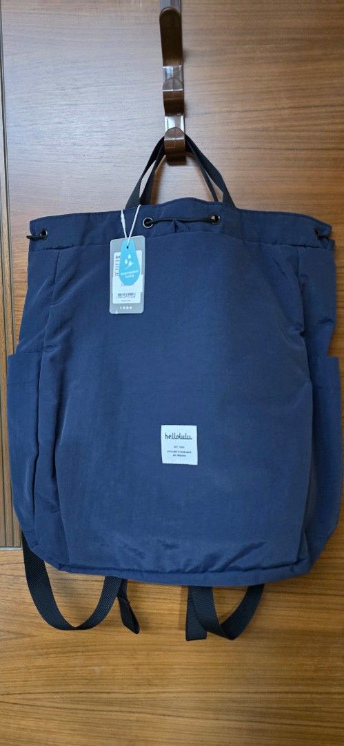 Hellolulu Backpack 背囊 （分類：背囊）位於 Hong Kong。 由 carcary8 提交（商品編號 1395330216，圖片 1）。簡介： 🌈 hellolulu Elio Backpack 深藍色束口背包 👉全新New 👍深藍色門市已斷貨 ✅️兩邊有袋 ，內有拉鍊 袋 https://hellolulu.com/products/elio?_pos=1&_sid=73032fc8e&_ss=r。