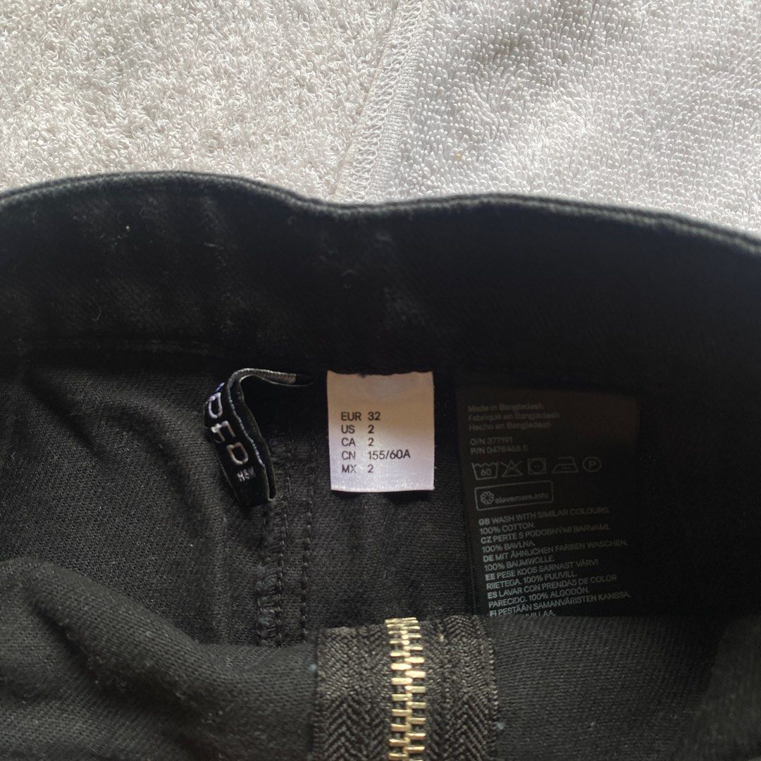 H&M Black Zipper Skirt (Category: Skirts) located in Manila. Submitted by emls01 (Listing ID 1395187007, Image 2). Description: .