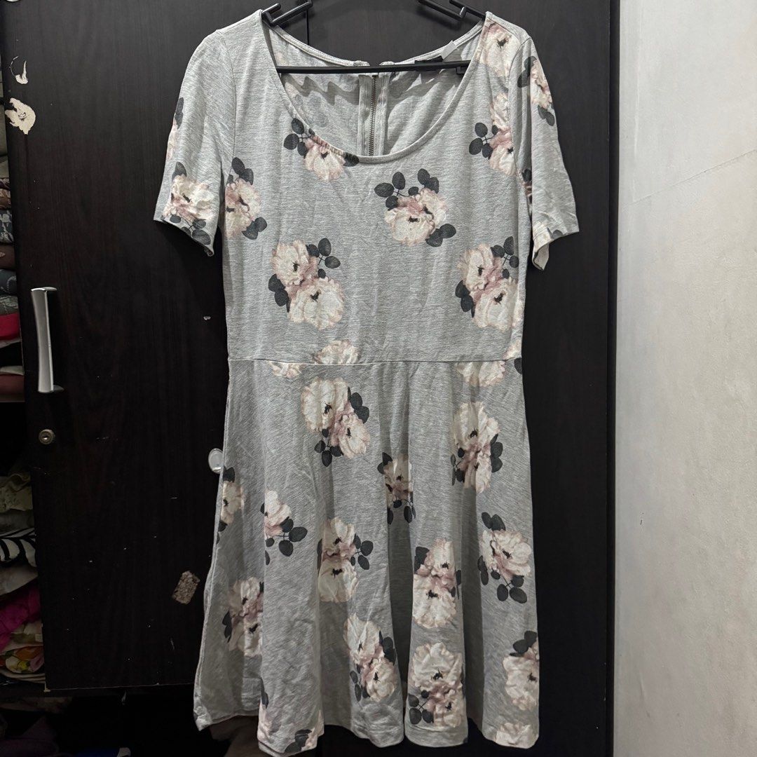 H&M Divided Floral Dress (Category: Dresses) located in Taguig. Submitted by bnplswmakeup (Listing ID 1395184774, Image 1). Description: - H&M Divided dress - Size: L - Color: Gray with floral print - Features: Short sleeves, back zipper - Style: Fitted bodice, flared skirt - Fabric: Soft and comfortable MOP: BPI/Gcash Shipping via J&T/Grab/Lalamove.
