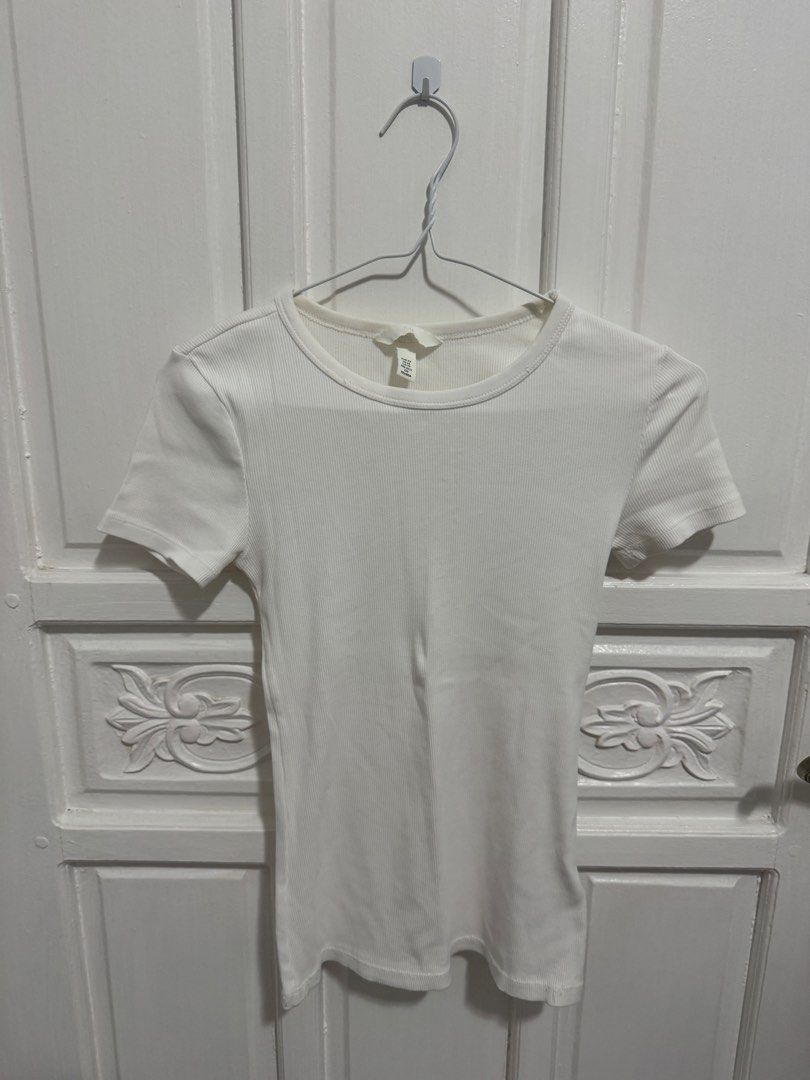 H&M Ribbed Shirt (Category: Shirts) located in Marikina City. Submitted by yanacoleene (Listing ID 1395274826, Image 2). Description: L22 W22 - discoloration in the neckline part.