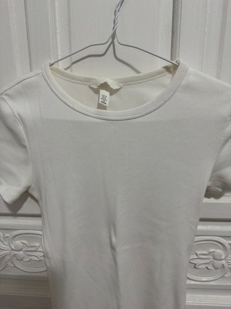 H&M Ribbed Shirt (Category: Shirts) located in Marikina City. Submitted by yanacoleene (Listing ID 1395274826, Image 1). Description: L22 W22 - discoloration in the neckline part.
