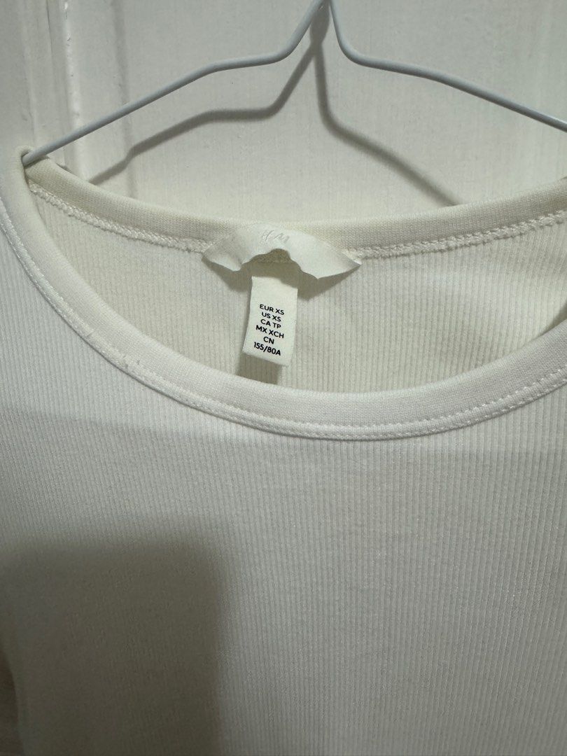 H&M Ribbed Shirt (Category: Shirts) located in Marikina City. Submitted by yanacoleene (Listing ID 1395274826, Image 3). Description: L22 W22 - discoloration in the neckline part.