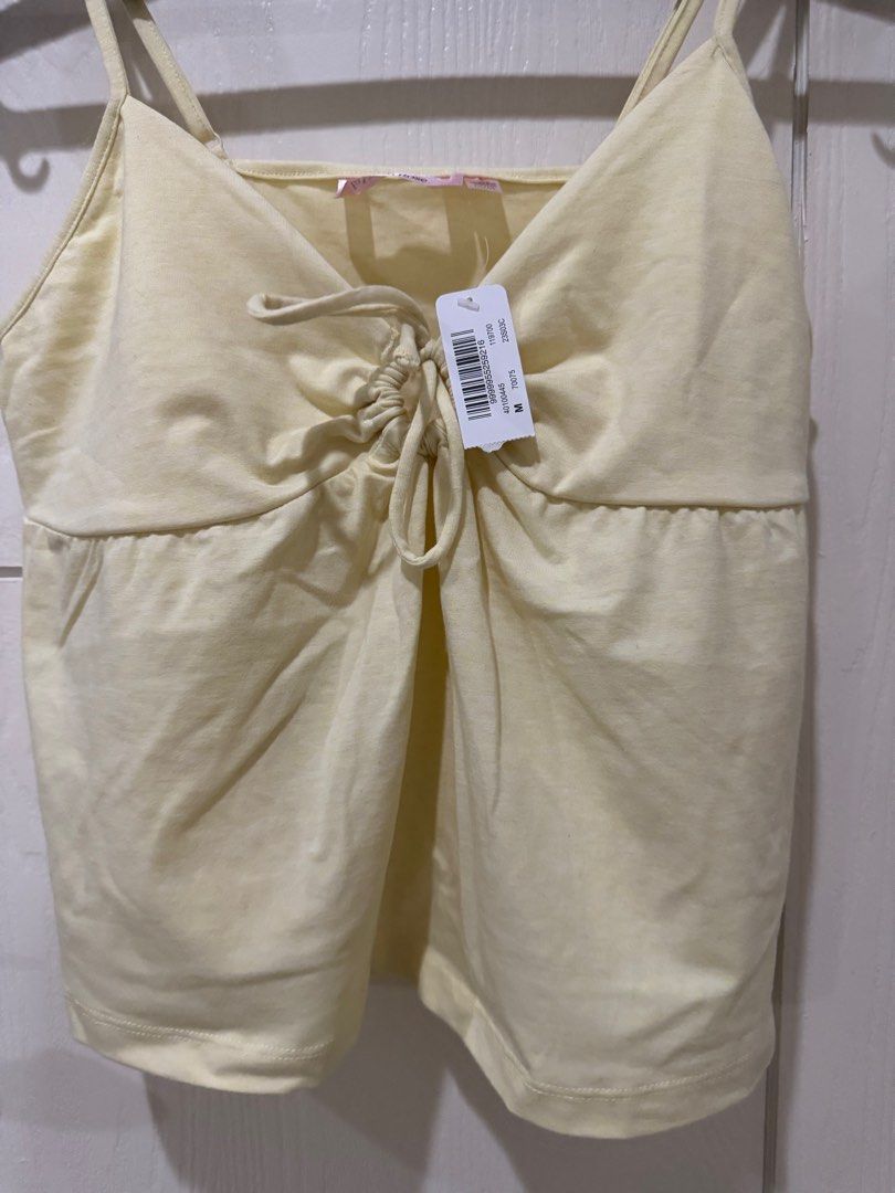 La Vie en Rose Yellow Top (Category: Blouses) located in Manila. Submitted by gailed (Listing ID 1395167949, Image 1). Description: - Color: Pale/Light Yellow - Brand New with tag - Bought in Canada.