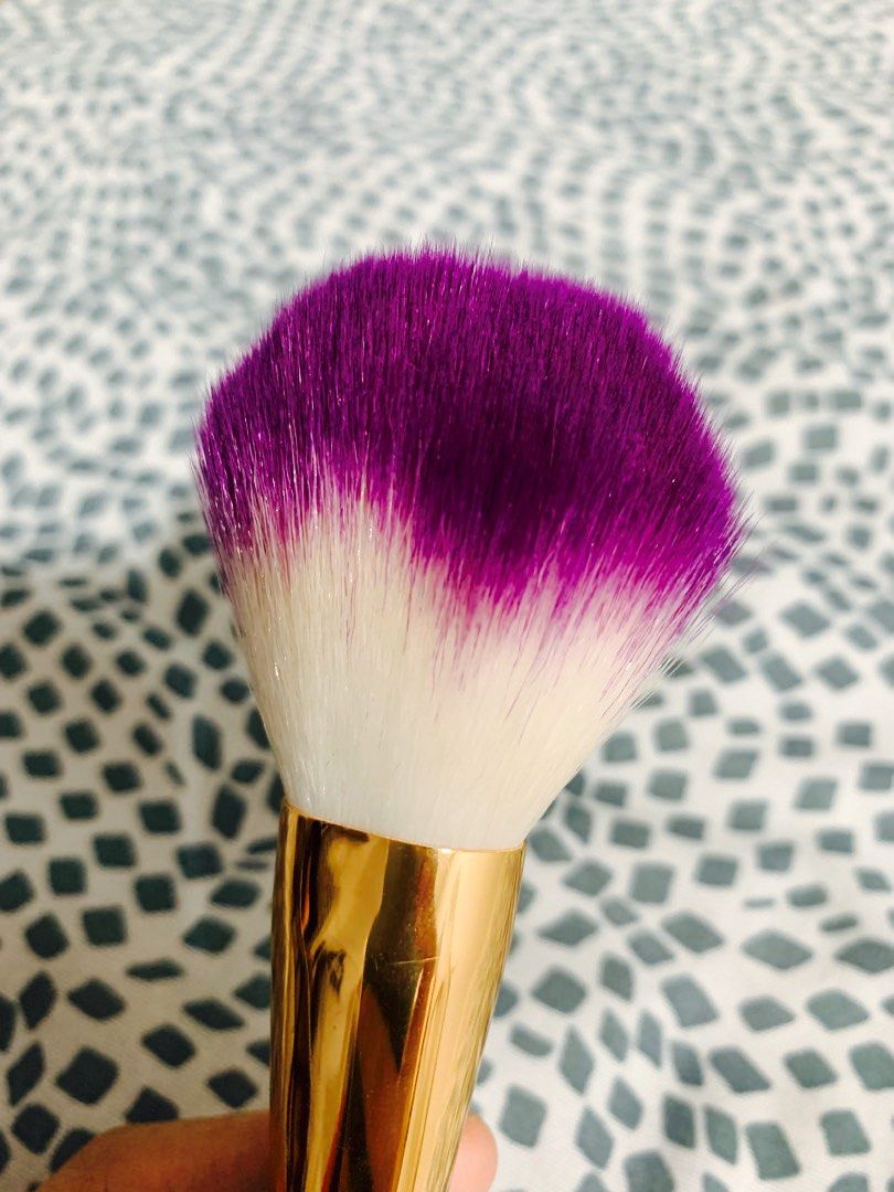 Makeup Brushes (Category: Makeup) located in Kuala Lumpur. Submitted by _ninuna_ (Listing ID 1390085813, Image 3). Description: 2 brush besar - used Brush2 lain - new.