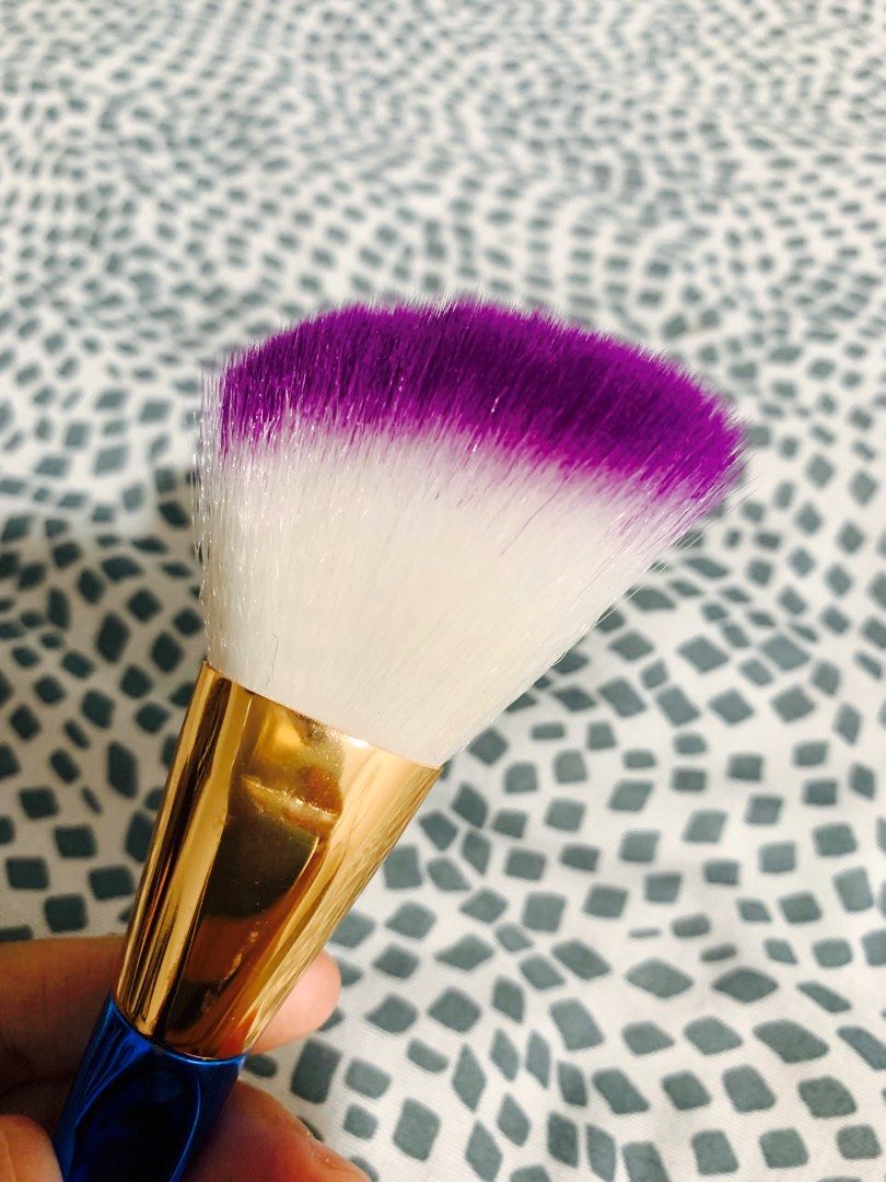Makeup Brushes (Category: Makeup) located in Kuala Lumpur. Submitted by _ninuna_ (Listing ID 1390085813, Image 2). Description: 2 brush besar - used Brush2 lain - new.