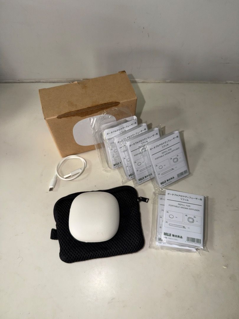 MUJI Portable Aroma Diffuser (with Refills x 6) （分類：家居香薰）位於 Hong Kong。 由 alok.manav 提交（商品編號 1395235480，圖片 3）。簡介： Listing includes a MUJI portable aroma diffuser, a carrying case, a USB charging cable, and several refill packs. The refill packs are sealed and ready for use. The item comes with its original box.。