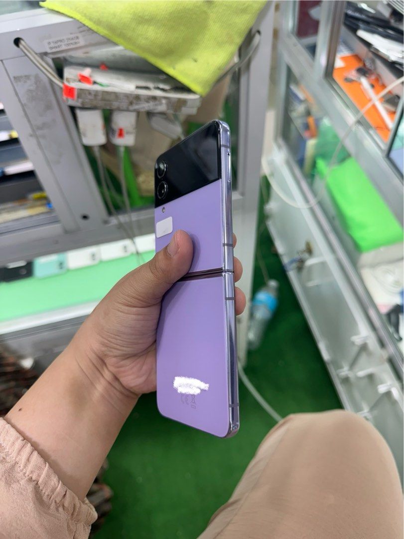 Samsung Z Flip 4 5G 512gb Single Sim (Category: Samsung) located in San Juan City. Submitted by keannagadgetph (Listing ID 1395227359, Image 3). Description: Available Units for today's POST! Samsung Z Flip 4 / 512gb/ FU / KV - good condition - 100% Makinis - good battery - no issue / repair - Any colors available ~ Accepting SWAP / TRADE IN / INSTALLMENT / BINTA UNIT ~ CASH ON DELIVERY METRO MANILA / LBC PAYMENT FIRST ~ Store location GREENHILLS