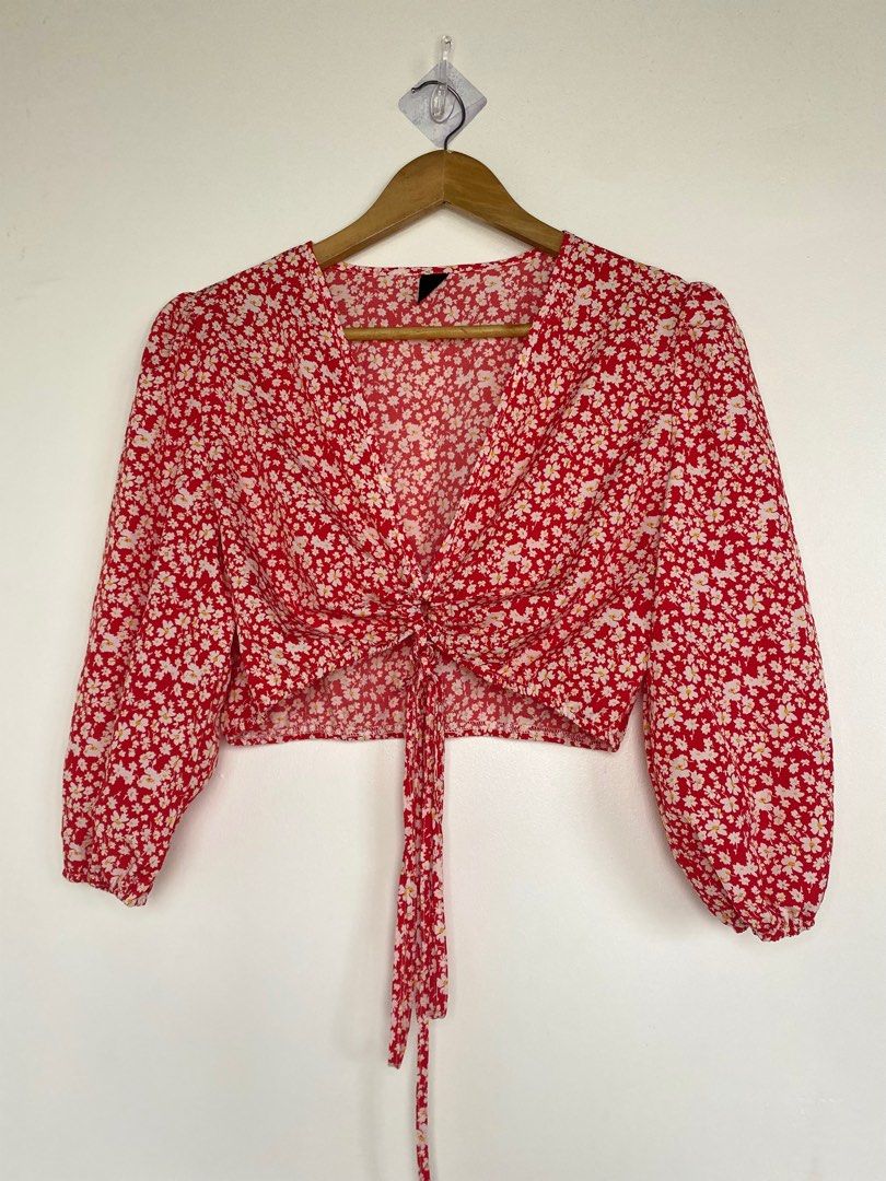 SHEIN Floral Crop Top (Category: Blouses) located in Cavite. Submitted by jaydaascollection (Listing ID 1395268156, Image 3). Description: - SHEIN red floral crop top - Features a flattering V-neck - Long sleeves - Stylish tie detail at the front - Size: L (EU 40/42, US 8/10) - Made in China.