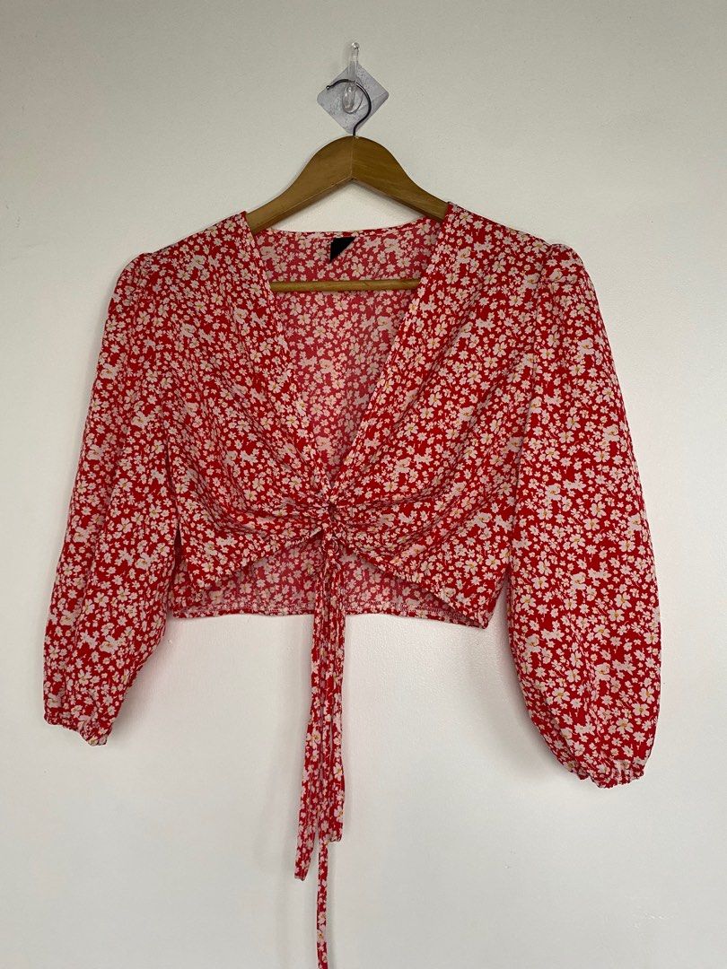 SHEIN Floral Crop Top (Category: Blouses) located in Cavite. Submitted by jaydaascollection (Listing ID 1395268156, Image 1). Description: - SHEIN red floral crop top - Features a flattering V-neck - Long sleeves - Stylish tie detail at the front - Size: L (EU 40/42, US 8/10) - Made in China.