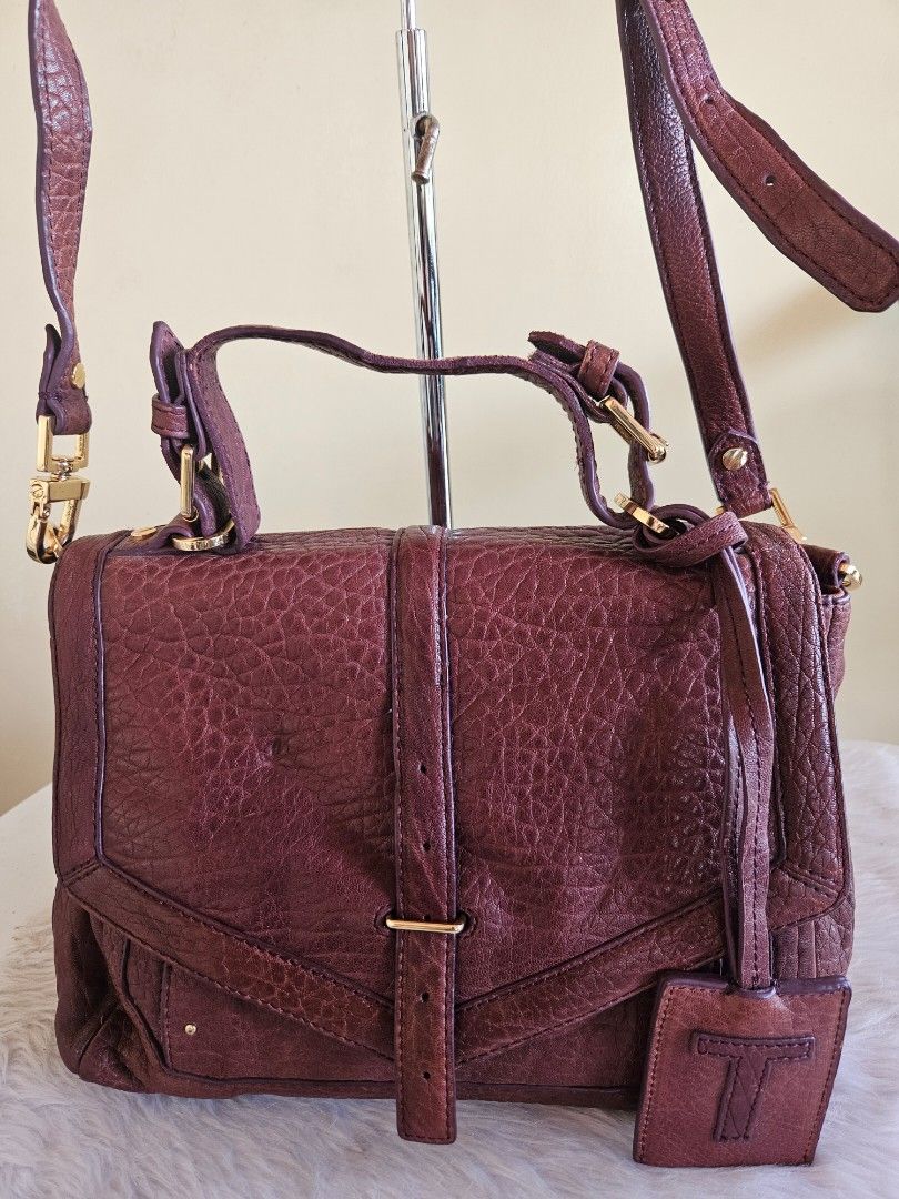 Tory Burch vintage two way bag (Category: Luxury Bags & Wallets) located in Batangas. Submitted by iris_26 (Listing ID 1395263928, Image 3). Description: ❤️ Tory Burch vintage 2way bag ❤️ Preloved.