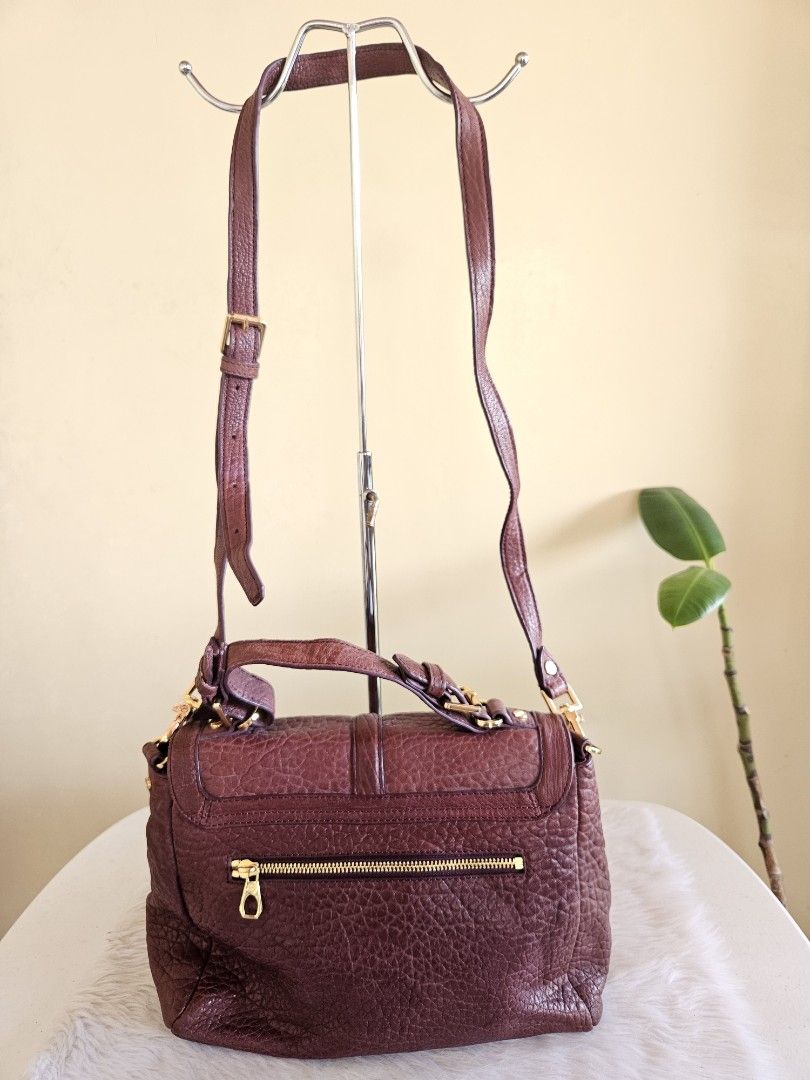 Tory Burch vintage two way bag (Category: Luxury Bags & Wallets) located in Batangas. Submitted by iris_26 (Listing ID 1395263928, Image 2). Description: ❤️ Tory Burch vintage 2way bag ❤️ Preloved.