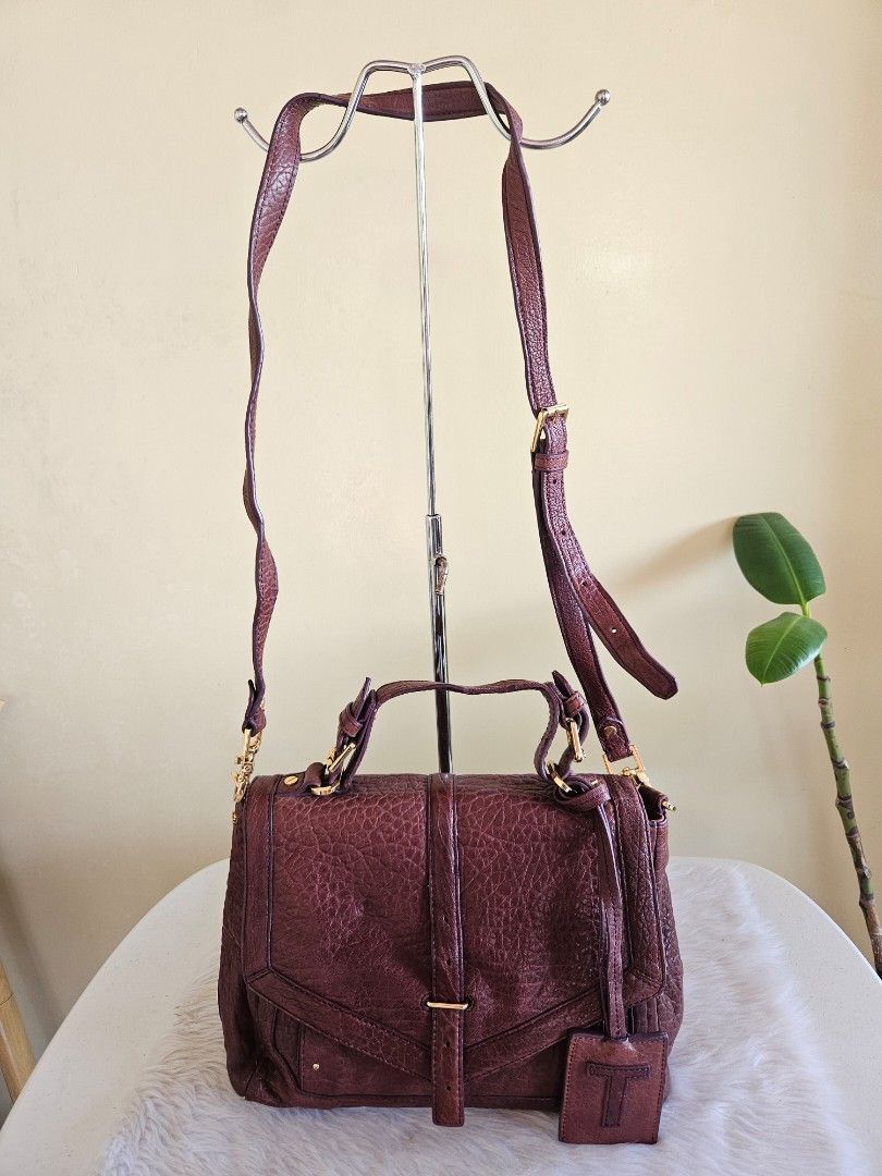 Tory Burch vintage two way bag (Category: Luxury Bags & Wallets) located in Batangas. Submitted by iris_26 (Listing ID 1395263928, Image 1). Description: ❤️ Tory Burch vintage 2way bag ❤️ Preloved.