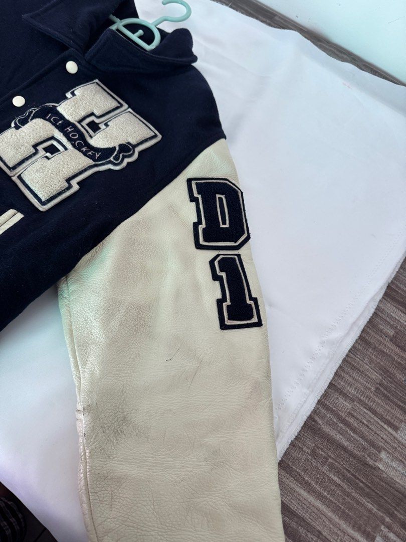 Varsity (Category: Coats, Jackets and Outerwear) located in Bukit Mertajam. Submitted by naqieeeeee (Listing ID 1395184263, Image 3). Description: Ada wear and tear. Berat.