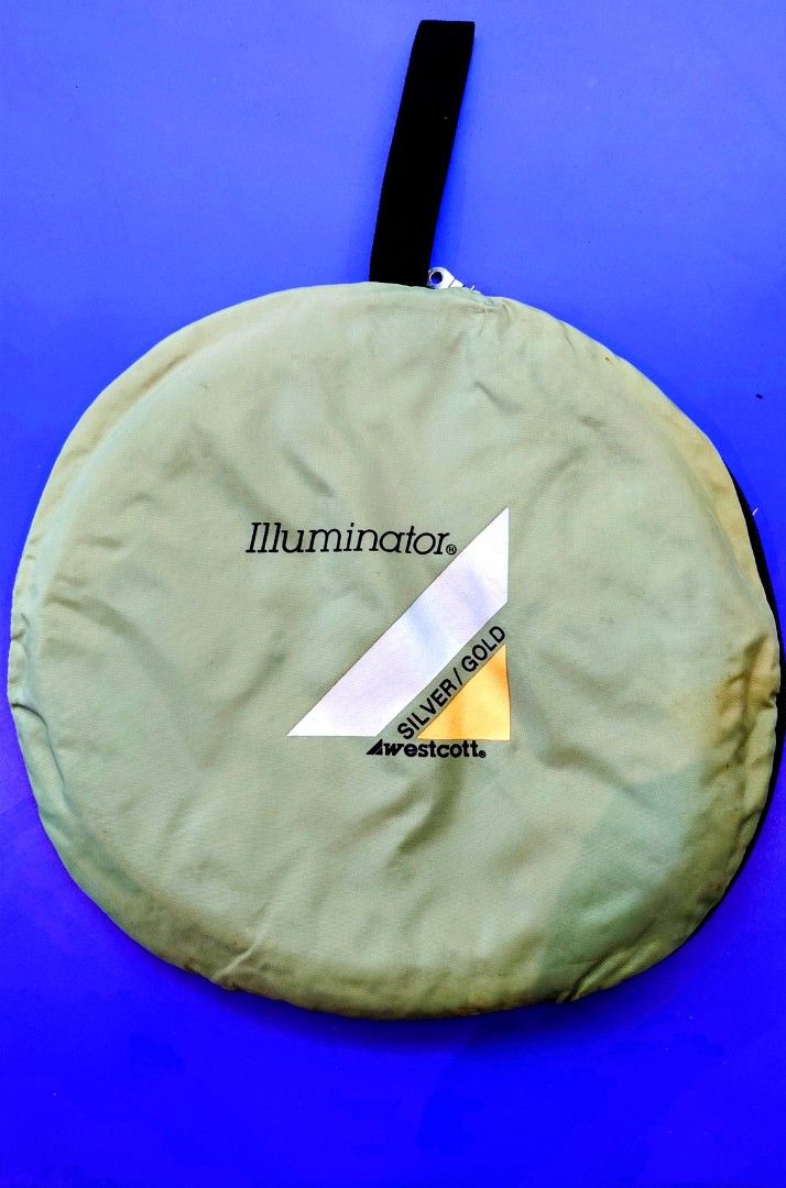 Westcott Reflector 2-in-1 Silver/Gold (Category: Lighting & Studio Equipment) located in Makati City. Submitted by ppomidyar (Listing ID 1395176297, Image 1). Description: 30-inches.