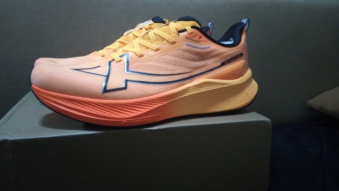 xtep 2000km 3.0 US8.5 (Category: Sneakers) located in San Pedro. Submitted by golden.boy (Listing ID 1395244670, Image 2). Description: brand new xtep 2000k 3.0 US8.5 san pedro laguna location meetup sa malapit, pag shipping sagot mo fee .