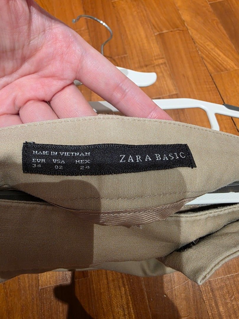 Zara Basic Pants (Category: Other Bottoms) located in Singapore. Submitted by laura029 (Listing ID 1395277240, Image 5). Description: - Khaki colour - perfect for work - wore 1 time only .