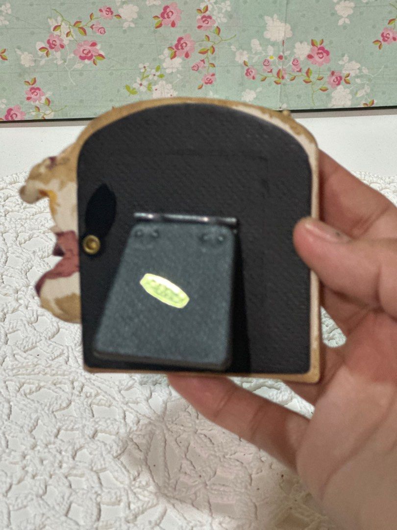 3D Vintage design Mini Frame (Category: Frames & Pictures) located in Davao. Submitted by favoritepreloved (Listing ID 1395483759, Image 3). Description: ❤️ Made in Taiwan ❤️ 8cm x 8cm.