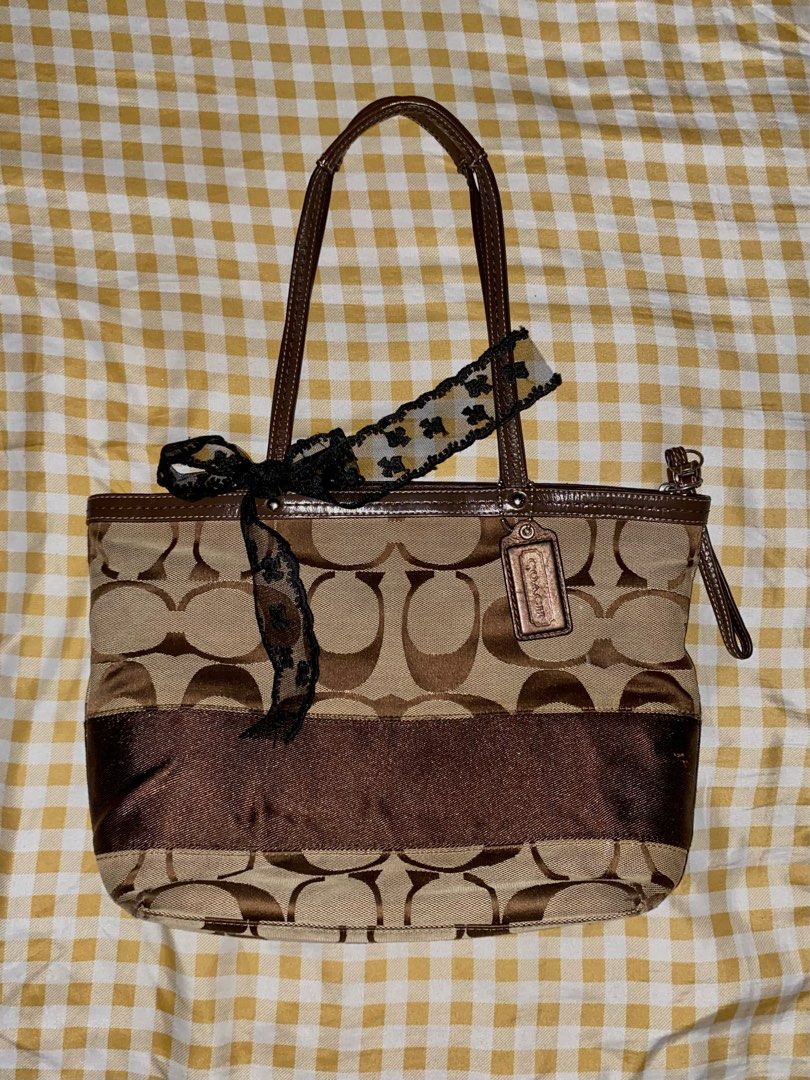 C0ach Signature Stripe Tote (Category: Tote Bags) located in Marikina City. Submitted by tinnn__ (Listing ID 1395473626, Image 1). Description: minimal rubs at the bottom of the bag has a minimal rust stain at the back.