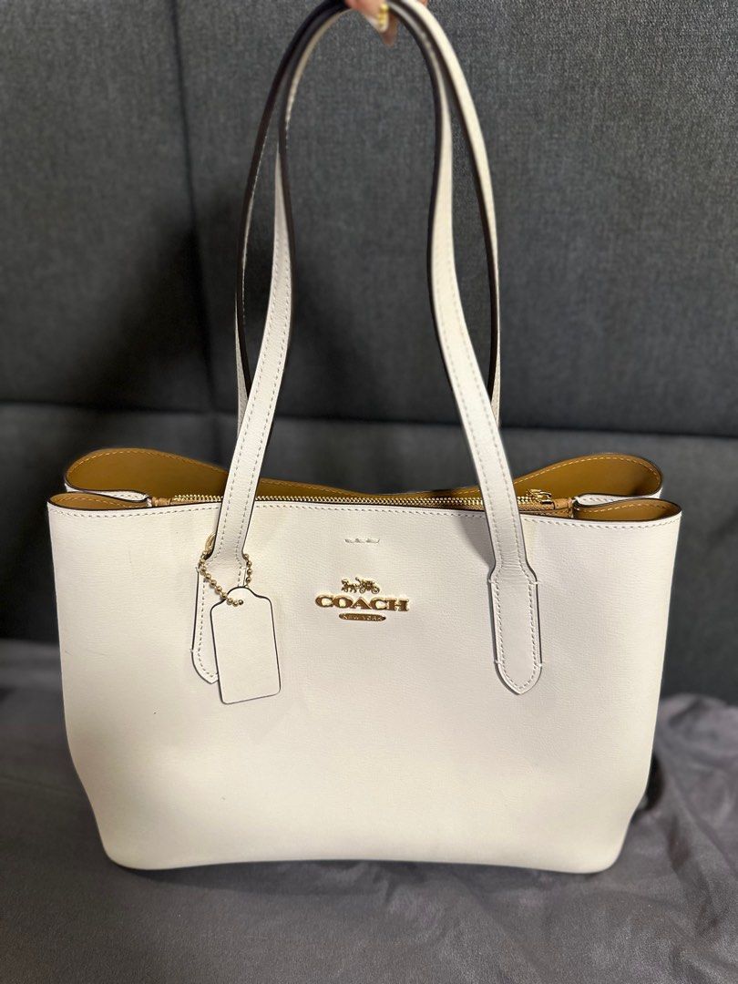 Coach Avenue Carryall (Category: Luxury Bags & Wallets) located in Mandaluyong City. Submitted by grace.dt (Listing ID 1395527876, Image 3). Description: - [Brand Name] [Model Name] in [Color] - Excellent condition - Stylish design - Made with durable material - Perfect for everyday use.