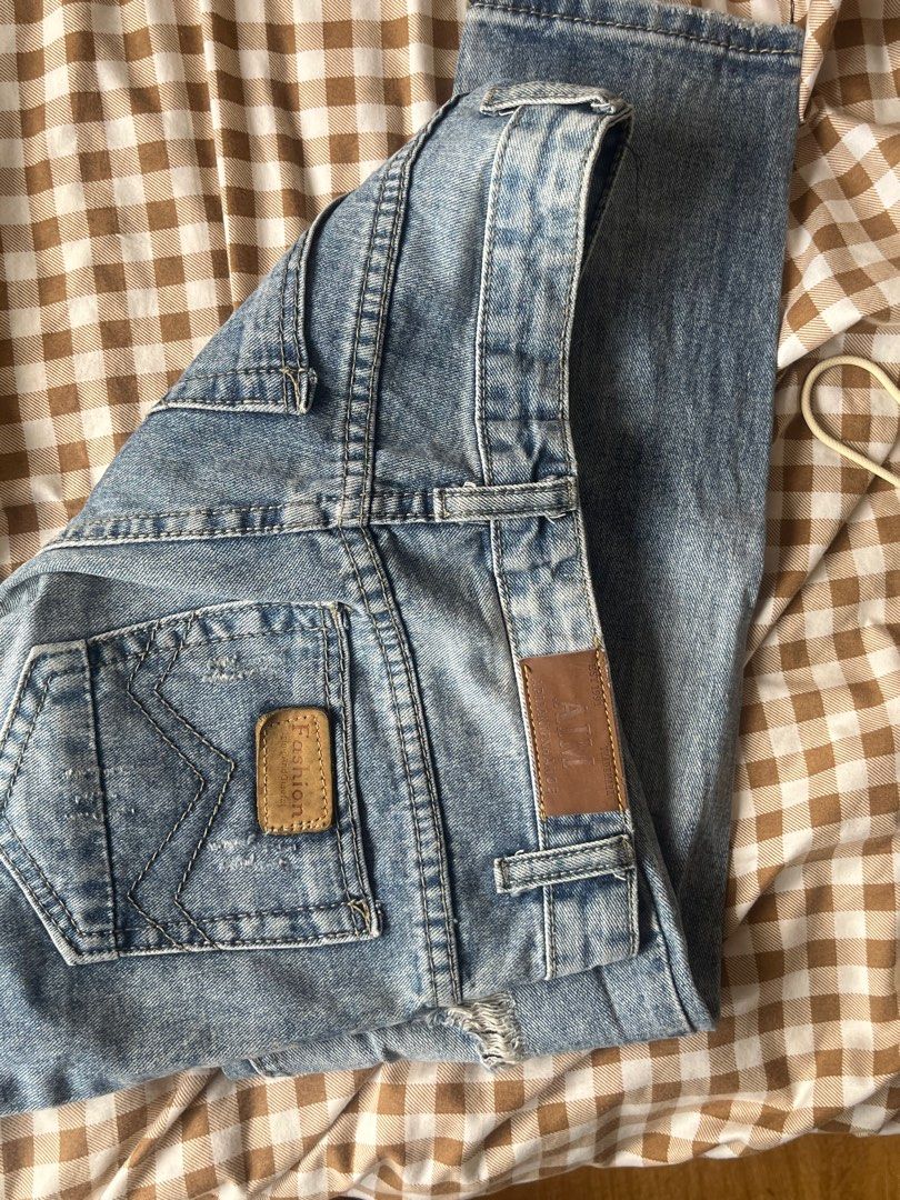 Distressed Jeans (Category: Jeans) located in Manila. Submitted by nasch (Listing ID 1395389339, Image 3). Description: - Light blue distressed jeans - Straight leg cut - Button closure and zipper - Small front pocket - Two back pockets - Brown leather patch at the back.
