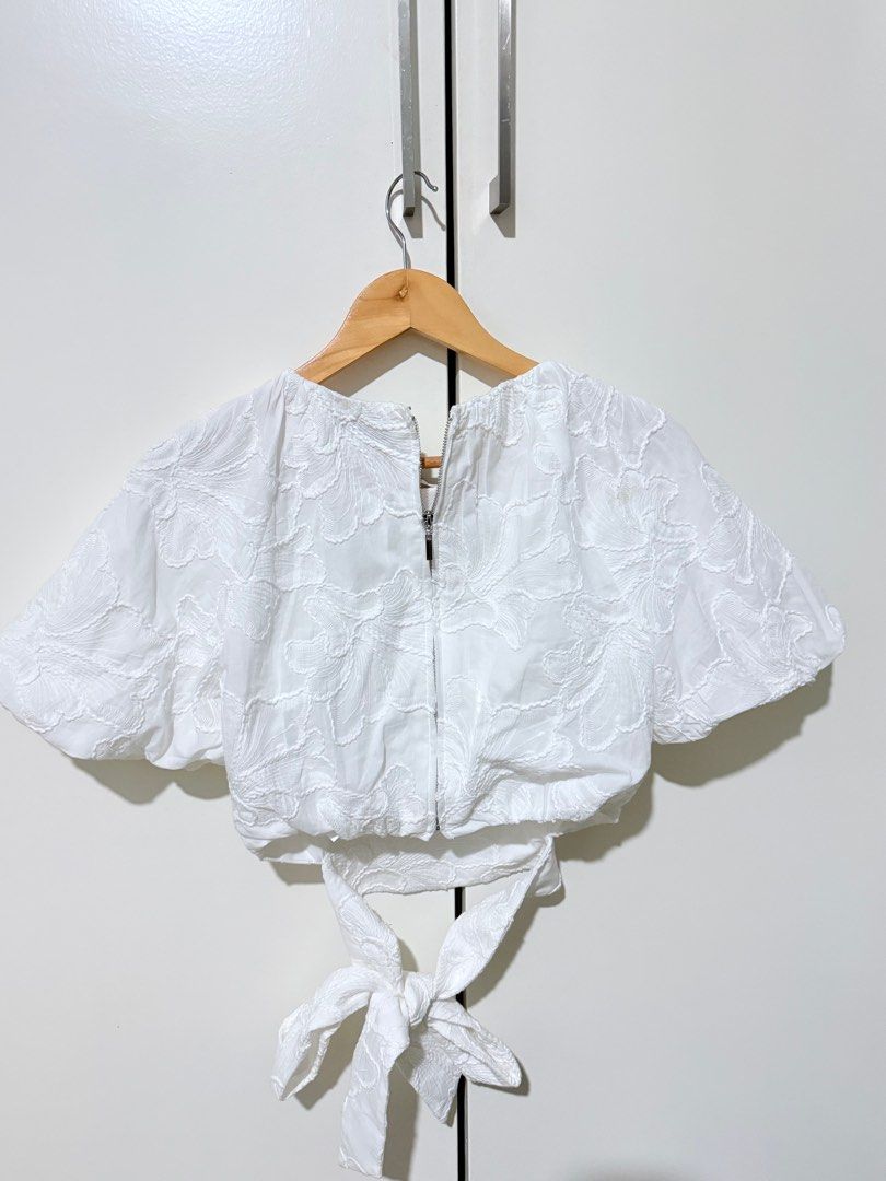 Ever New Briony Bubble Sleeve Blouse Size 8 (Category: Blouses) located in Paranaque City. Submitted by cezhap (Listing ID 1395454335, Image 3). Description: - White Ever New Briony blouse - Size 8 - Round neckline - Short bubble sleeves - Tie-back detail - Zipper closure at the back - Made of cotton - Brand new with original tags.