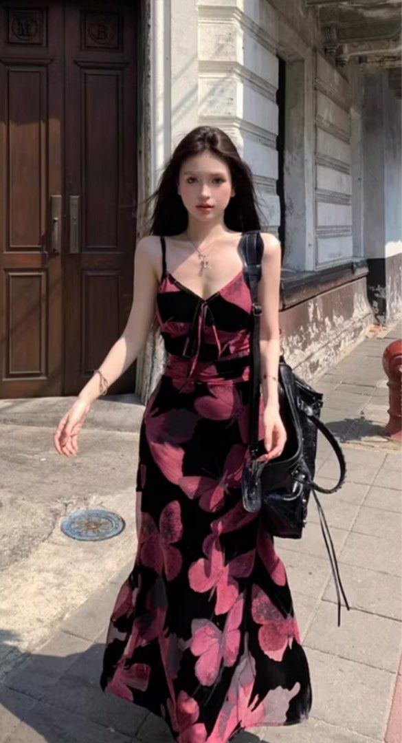 Floral Print Maxi Dress (Category: Dresses) located in Quezon City. Submitted by hanimaruuuu (Listing ID 1395451742, Image 1). Description: - Black maxi dress - Floral print - Tie detail at bust - Spaghetti straps - Flattering silhouette - Slight slit Brand new from orange app Never been used kakadating lang Waist - 28inch Bust - 28 inch RFS - hindi kasya at ayaw na ipasauli ni seller. Ibenta ko nalang daw paladesisyon den eh.