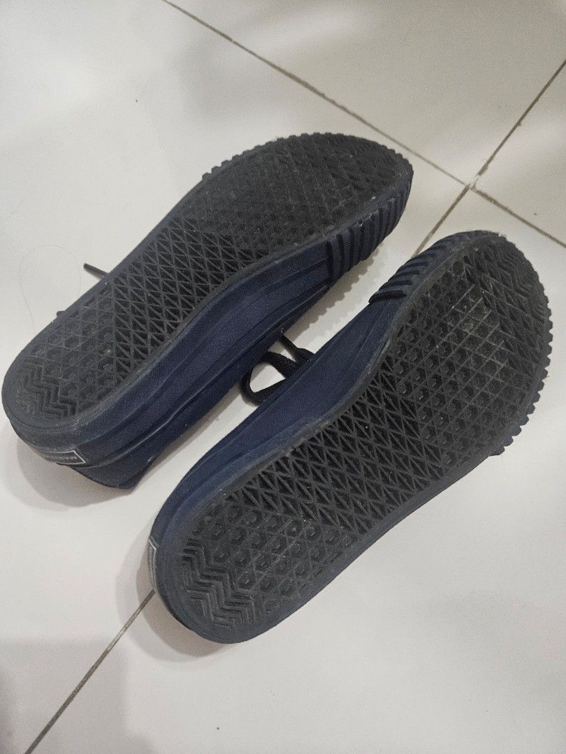 Girbaud sneakers (Category: Sneakers) located in General Mariano Alvarez. Submitted by eiprilfa (Listing ID 1395453979, Image 2). Description: 1x lng nagamit. at nastock lng. pwed sya din sya sa size6..