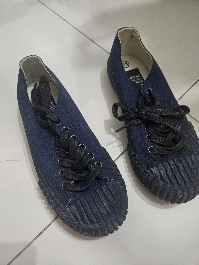 Girbaud sneakers (Category: Sneakers) located in General Mariano Alvarez. Submitted by eiprilfa (Listing ID 1395453979, Image 1). Description: 1x lng nagamit. at nastock lng. pwed sya din sya sa size6..