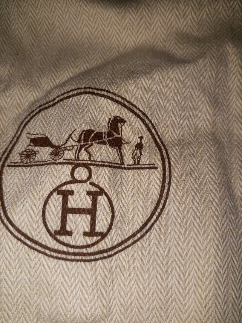 Hermes Dust Bag (Category: Luxury Bags & Wallets) located in Magalang. Submitted by zeiansoria64090 (Listing ID 1395369003, Image 2). Description: - Authentic Hermes dust bag - Features the iconic Hermes logo - Made of light-colored fabric - Drawstring closure - Approximately 14 inches in length - Perfect for protecting your Hermes items.
