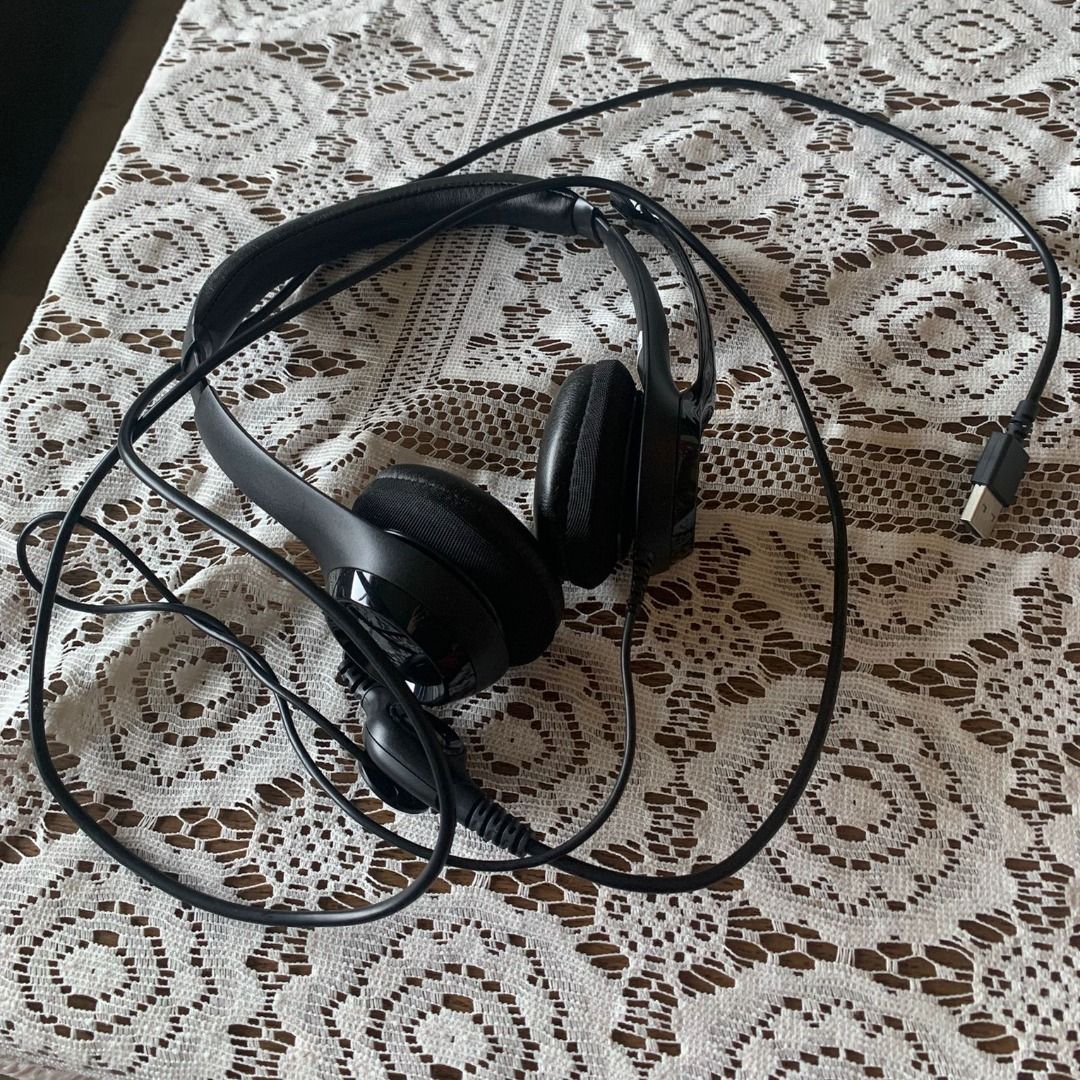 Logitech headset (Category: Headphones & Headsets) located in Singapore. Submitted by anjali_13 (Listing ID 1395348714, Image 2). Description: .