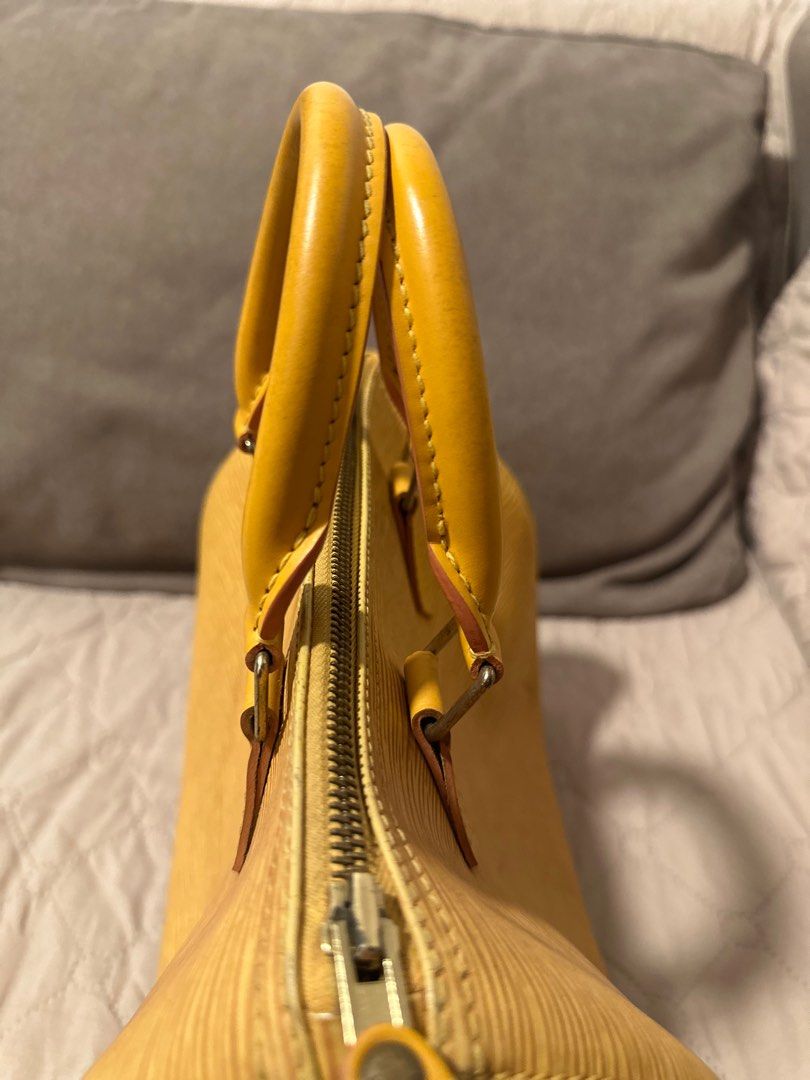 Louis Vuitton Epi Speedy 25 (Category: Luxury Bags & Wallets) located in Mandaluyong City. Submitted by grace.dt (Listing ID 1395527591, Image 2). Description: Rfs: Decluttering 📍 Quezon City.