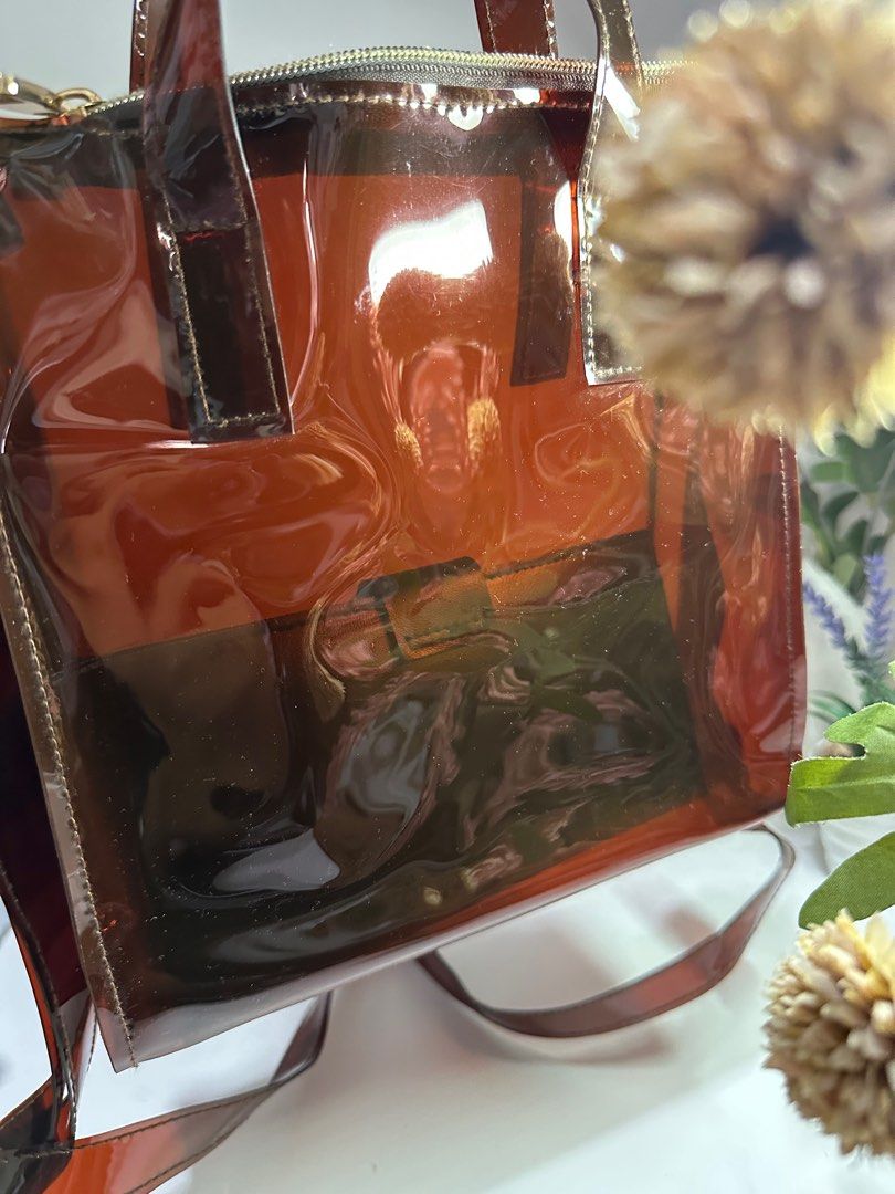 Mumi PVC Bag (Category: Shoulder Bags) located in Pasig City. Submitted by dai_clutter (Listing ID 1395377434, Image 2). Description: used 2x or 3x only! Mukhang bago pa :) PVC Bag ang ganda pang awra complete size & specs nasa picture na paki scroll na lang.