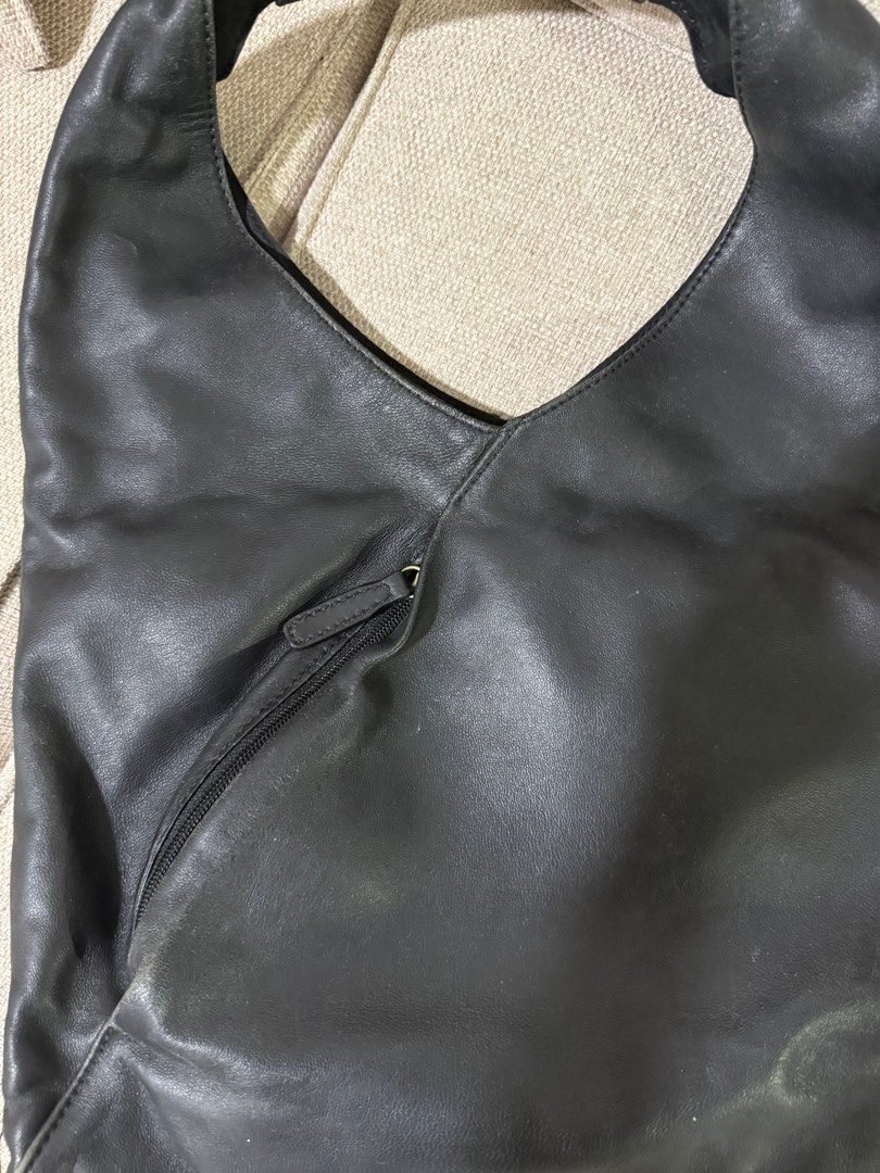 PabDer Donna Black Leather Hobo Bag (Category: Shoulder Bags) located in Quezon City. Submitted by shopdaisyph (Listing ID 1395439541, Image 1). Description: - PabDer Donna black leather hobo bag - Single shoulder strap - Front zippered pocket - Magnetic closure - Includes dust bag - Black interior - Made of soft GENUINE leather Price negotiable. Bought it for around 10k.