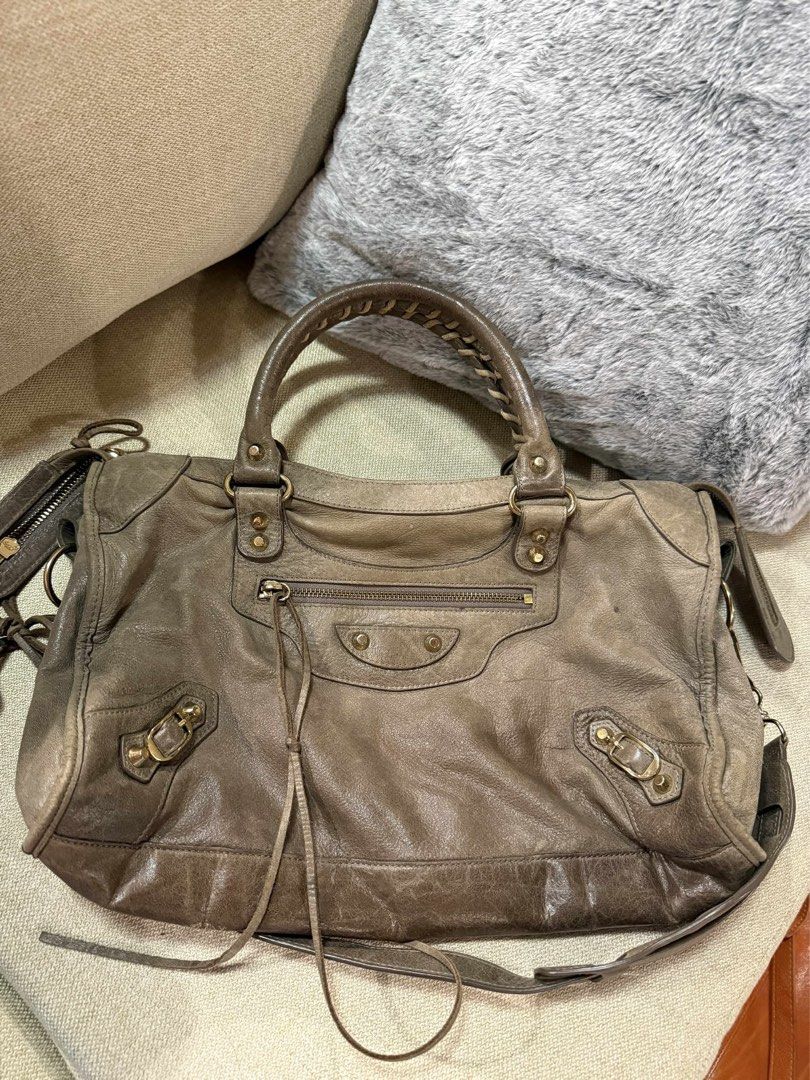 💖Preloved🤩Balenciaga motorcycle (Category: Luxury Bags & Wallets) located in General Santos City (Dadiangas). Submitted by braverabbit.67 (Listing ID 1395426358, Image 3). Description: What you see is what you get🤩🤩 Preloved use in verygood condition Medium size 💯Genuine Leather 🔥lampo zip 🔥Coded.