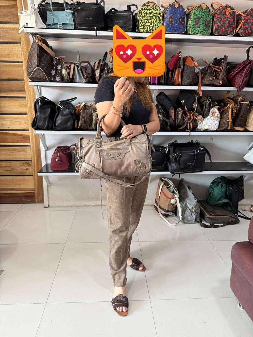 💖Preloved🤩Balenciaga motorcycle (Category: Luxury Bags & Wallets) located in General Santos City (Dadiangas). Submitted by braverabbit.67 (Listing ID 1395426358, Image 2). Description: What you see is what you get🤩🤩 Preloved use in verygood condition Medium size 💯Genuine Leather 🔥lampo zip 🔥Coded.
