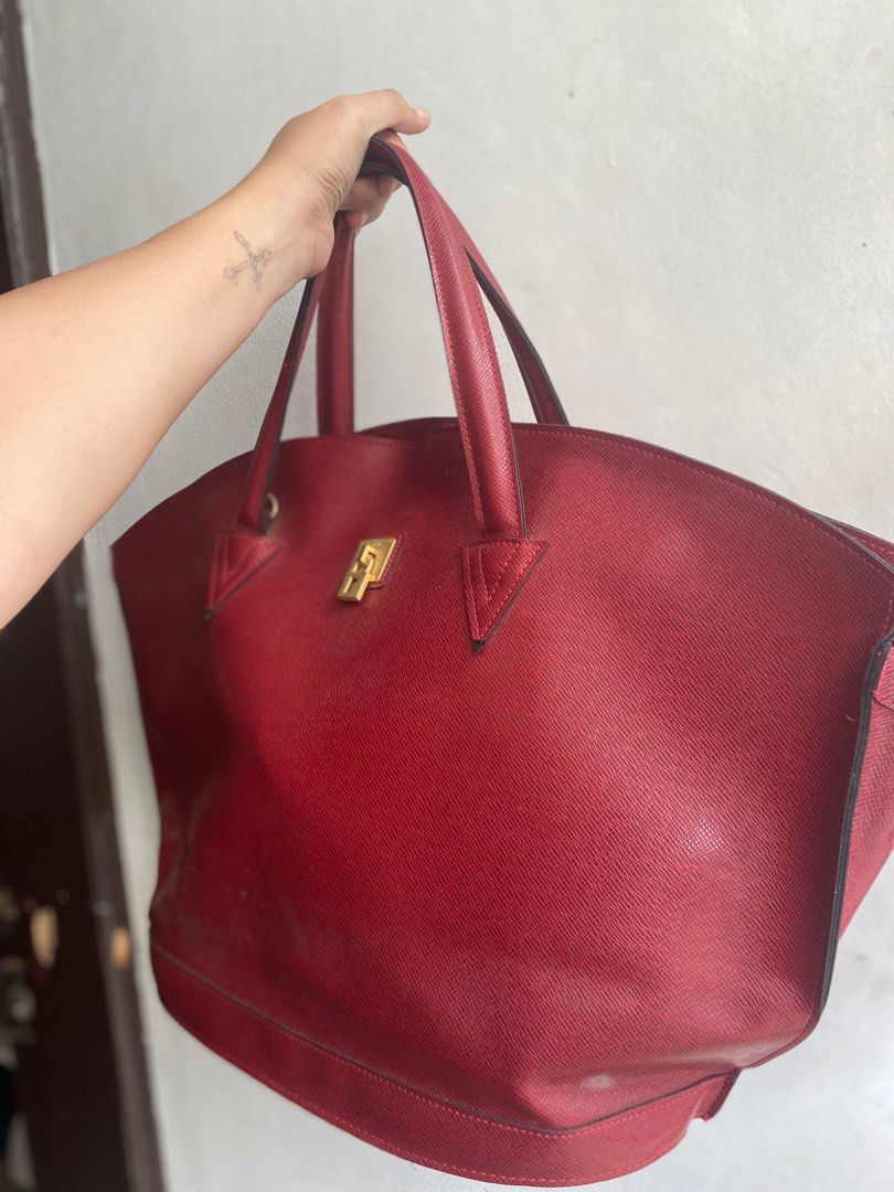 Renoma Large Handbag/Travel bag (Category: Luxury Bags & Wallets) located in Bulacan. Submitted by thriftyhaven2023 (Listing ID 1395372007, Image 2). Description: - Red handbag - Secure lock closure - Sturdy handles - Spacious interior - Textured finish - Classic design - Perfect for travel - Stylish accessory.