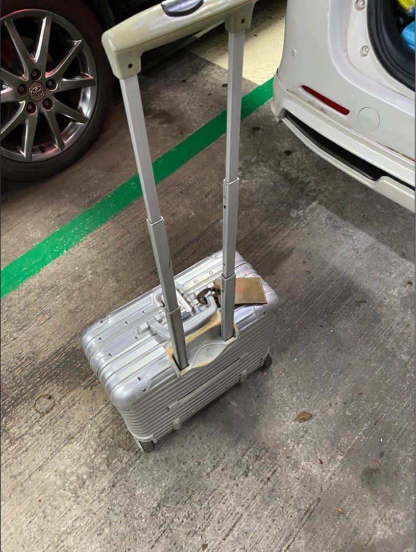 Rimowa Topas Pilot Trolley suitcase Sliver (with Guarantee 有保用證） （分類：旅遊 - 行李箱）位於 Hong Kong。 由 islaalsi 提交（商品編號 1395426316，圖片 3）。簡介： Rimowa Topas Pilot Trolley suitcase Sliver （已停產） 留意手柄有甩色狀況 購自2016-3-26 有保用證 可以到香港Rimowa店核實真偽及保養。