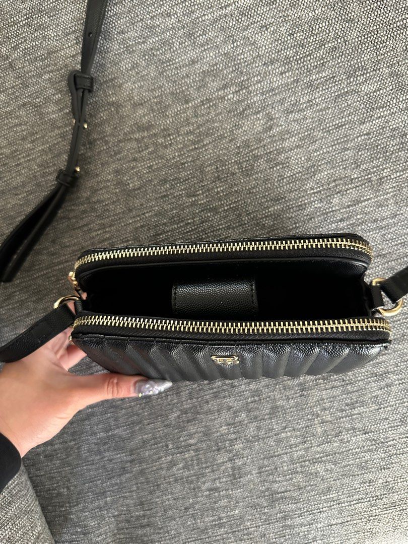 Tommy Hilfiger TH Timeless Camera Bag Black Womens (Category: Women's Bags & Wallets) located in Melbourne. Submitted by tm_preloveditems (Listing ID 1395387665, Image 3). Description: Dimensions: width approx. 18 cm, height approx. 10 cm, depth approx. 6 cm Weight: approx. 285 g Color: black 1 shoulder strap adjustable: approx. 120 cm - 130 cm Material: 100% polyurethane Scope of delivery: TOMMY HILFIGER cross body bag with label.