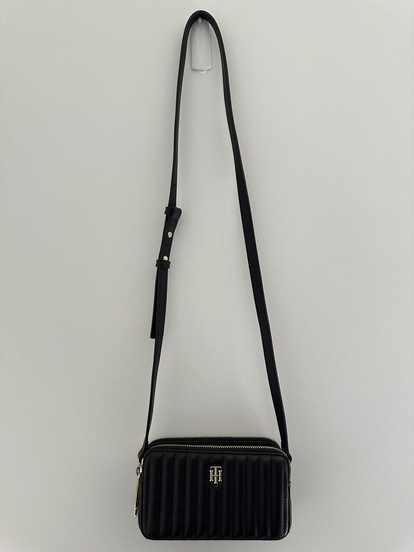 Tommy Hilfiger TH Timeless Camera Bag Black Womens (Category: Women's Bags & Wallets) located in Melbourne. Submitted by tm_preloveditems (Listing ID 1395387665, Image 1). Description: Dimensions: width approx. 18 cm, height approx. 10 cm, depth approx. 6 cm Weight: approx. 285 g Color: black 1 shoulder strap adjustable: approx. 120 cm - 130 cm Material: 100% polyurethane Scope of delivery: TOMMY HILFIGER cross body bag with label.