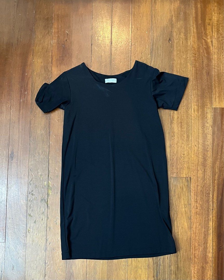 Vania Romoff Black Dress (Category: Dresses) located in Manila. Submitted by graciesbits (Listing ID 1395472929, Image 1). Description: - Vania Romoff black dress - Short sleeves - Scoop neckline - Made of smooth, stretchy fabric - Relaxed fit - Solid black color - No major issues .
