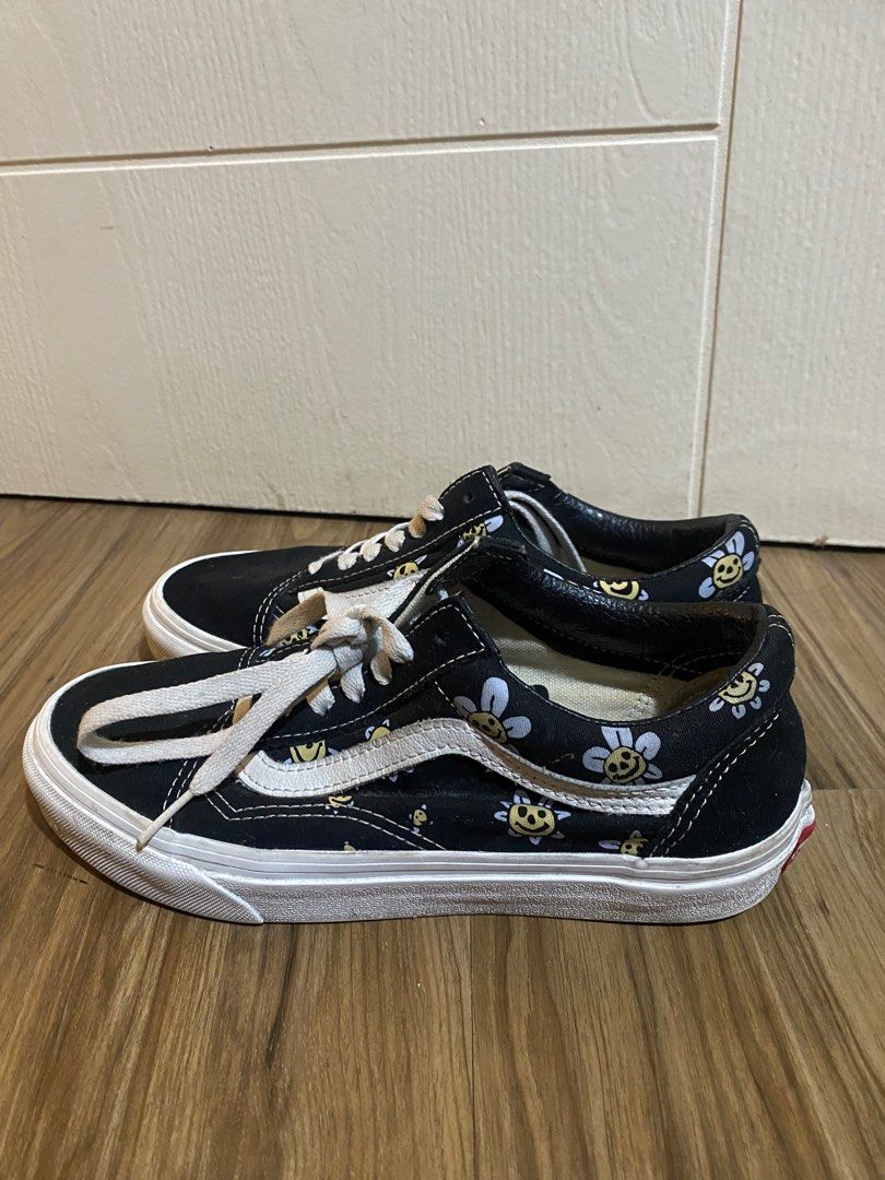 Vans old school floral ORIGINAL (Category: Sneakers) located in Makati City. Submitted by jielato (Listing ID 1395480061, Image 1). Description: Original price: 3,500 Selling it for only 1,500 Size: US 6 23cm Selling my preloved shoes 👟 Letting go of my favorite pair 💕 Hindi ko na nagagamit since WFH na super bago pa used with care and still in great condition konting linis lang.